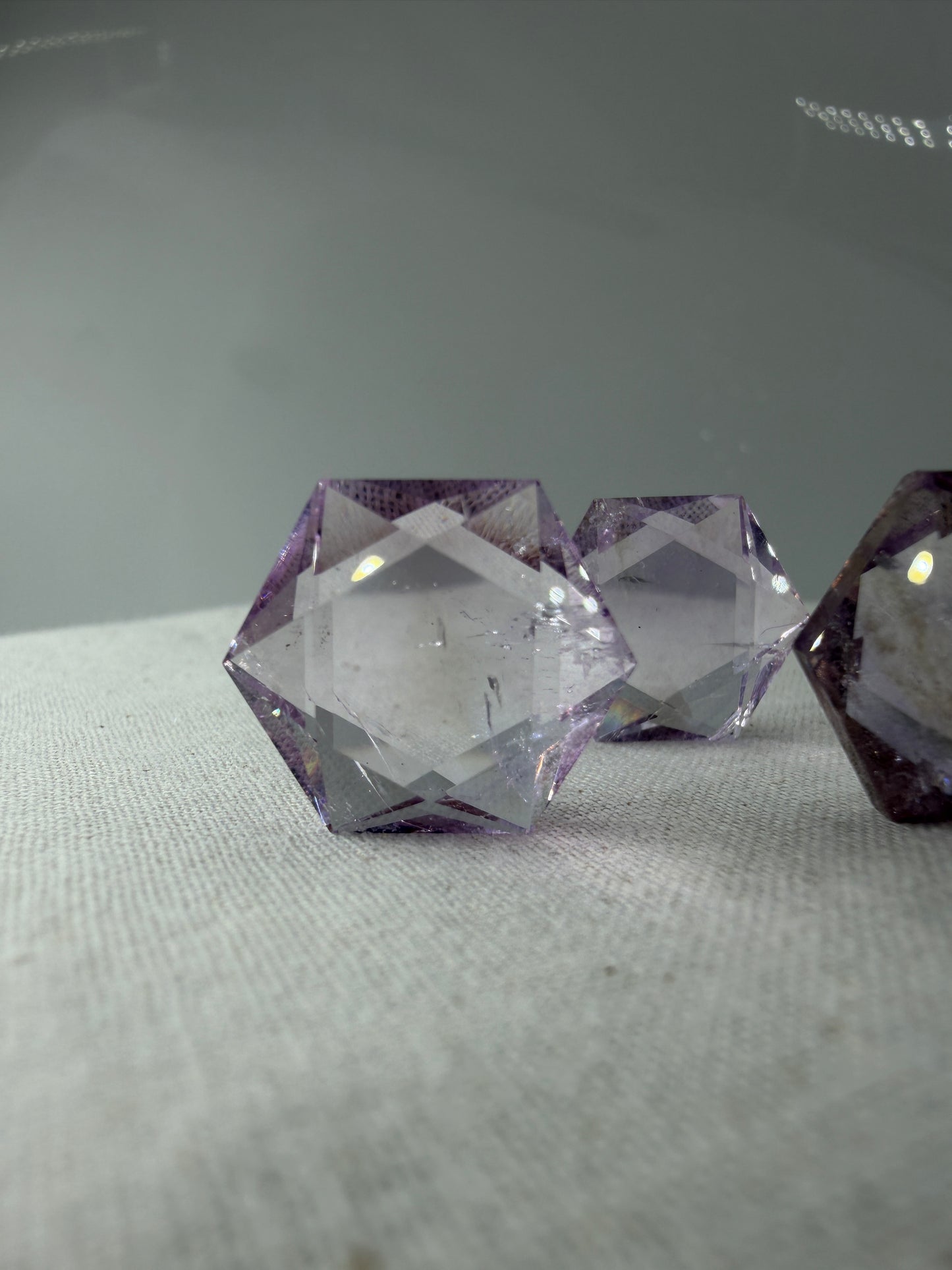 Handgeschliffener Amethyst-Feenstein in hexagonaler Form, ca. 2 cm, violett mit möglichen Citrin-Zonen