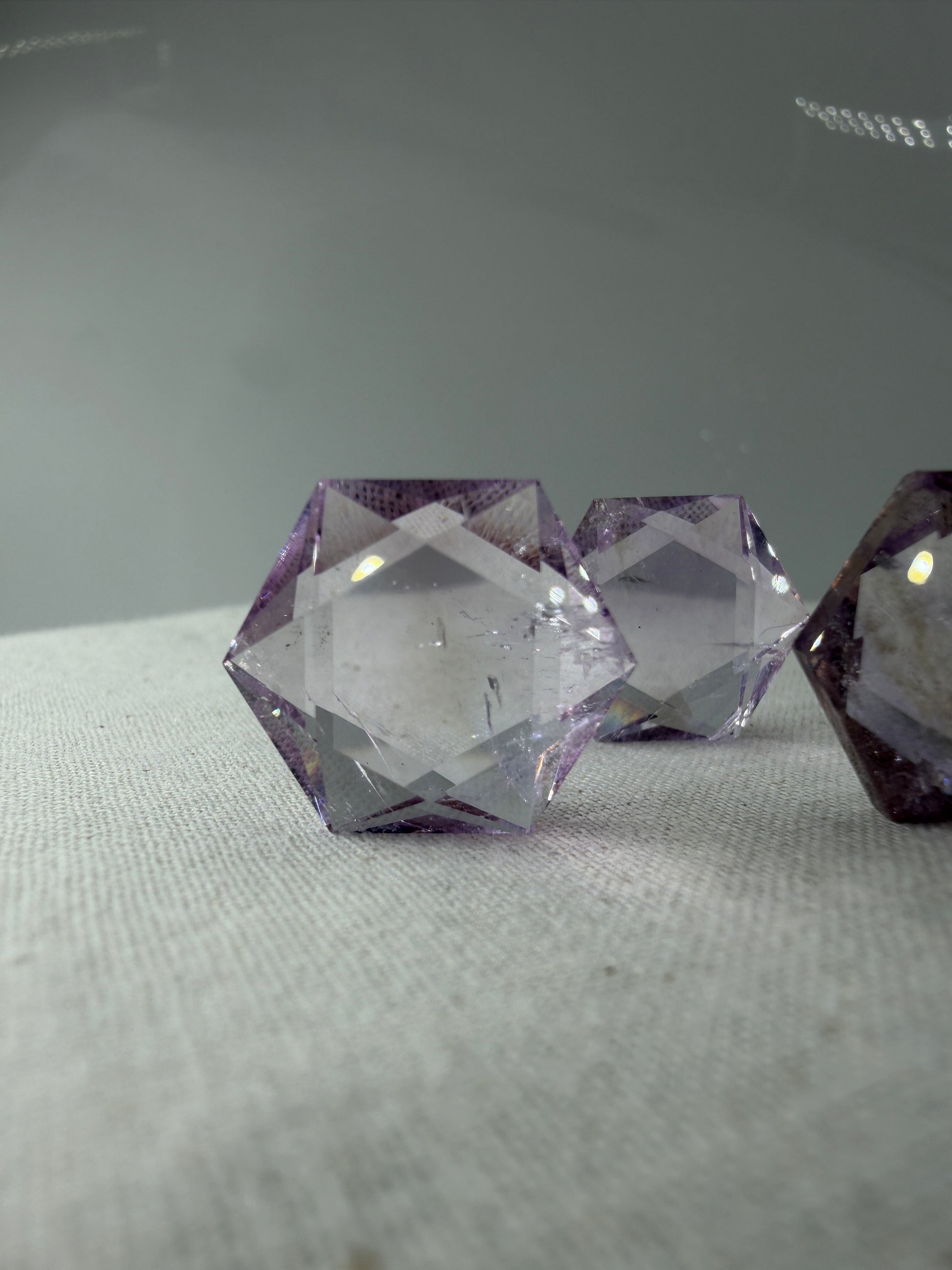 Handgeschliffener Amethyst-Feenstein in hexagonaler Form, ca. 2 cm, violett mit möglichen Citrin-Zonen