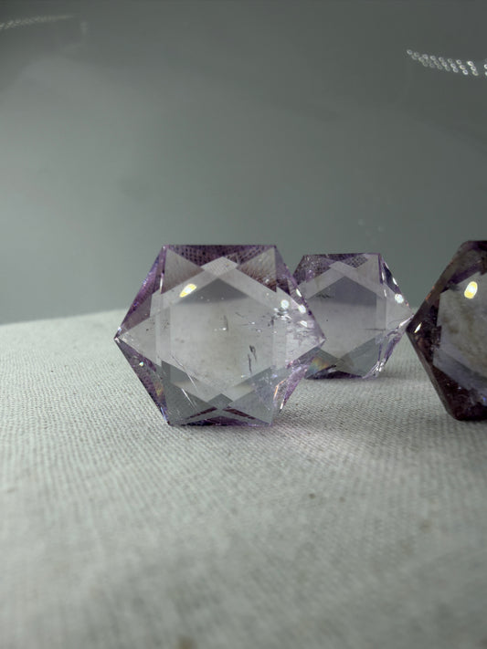 Handgeschliffener Amethyst-Feenstein in hexagonaler Form, ca. 2 cm, violett mit möglichen Citrin-Zonen