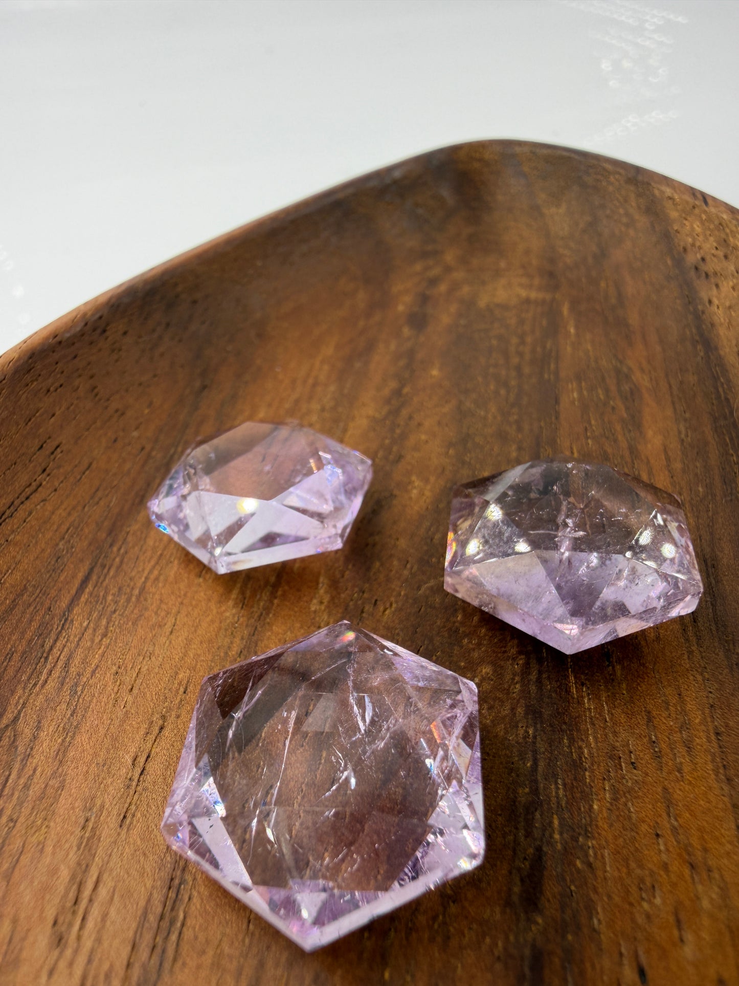 Handgeschliffener Amethyst-Feenstein in hexagonaler Form, ca. 2 cm, violett mit möglichen Citrin-Zonen