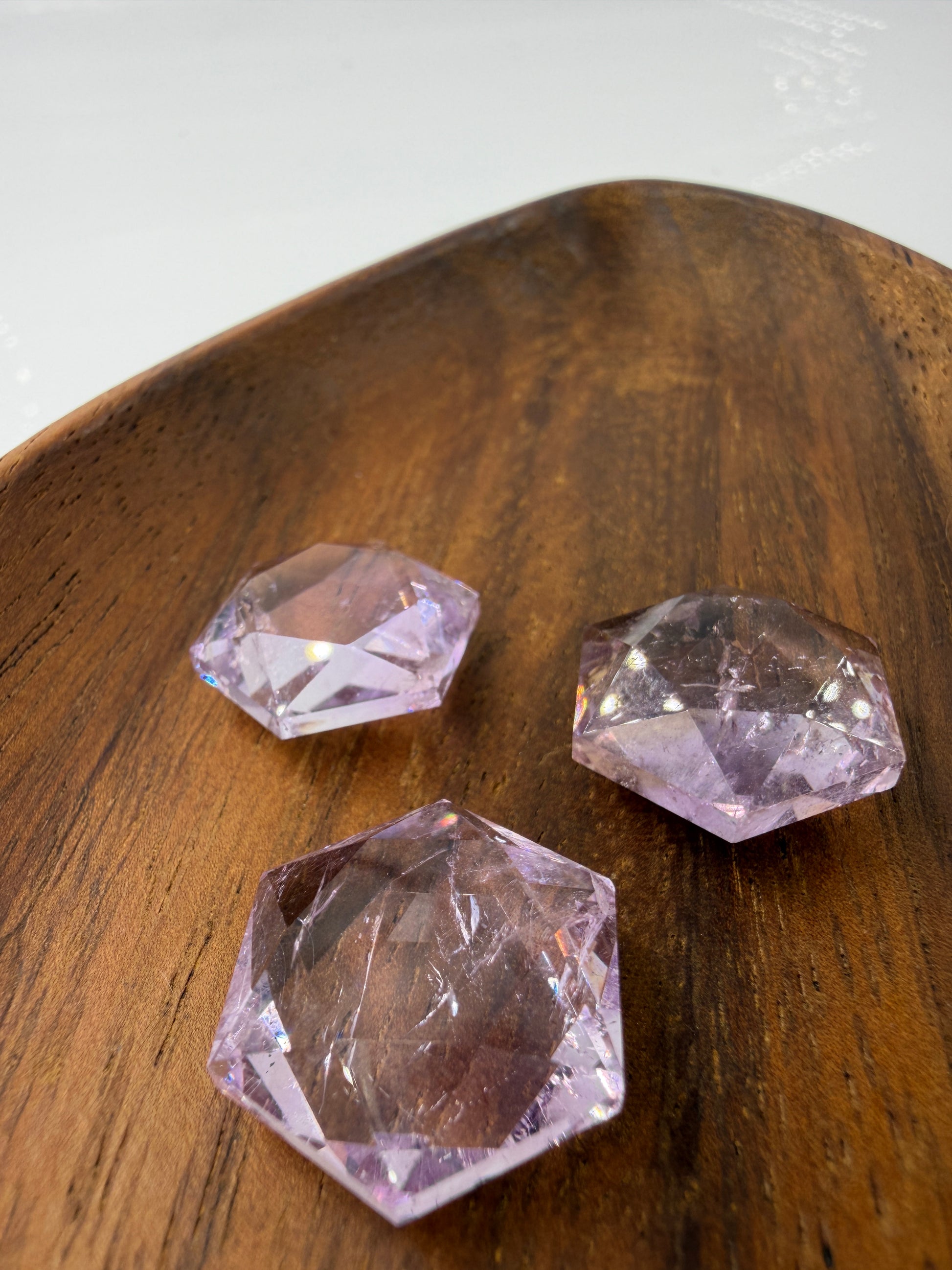 Handgeschliffener Amethyst-Feenstein in hexagonaler Form, ca. 2 cm, violett mit möglichen Citrin-Zonen