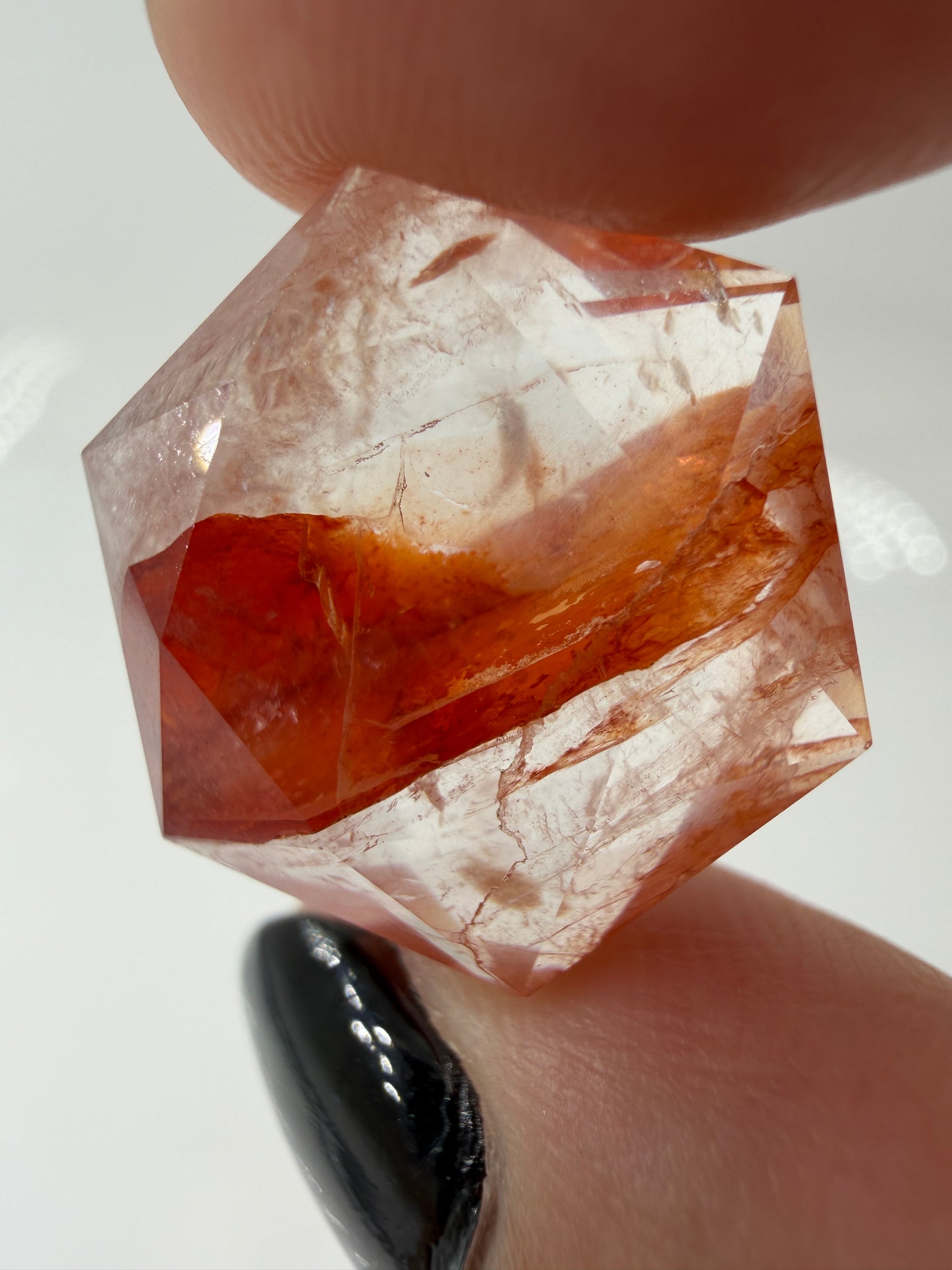 Handgeschliffener Feuerquarz-Feenstein in hexagonaler Form, ca. 2 cm