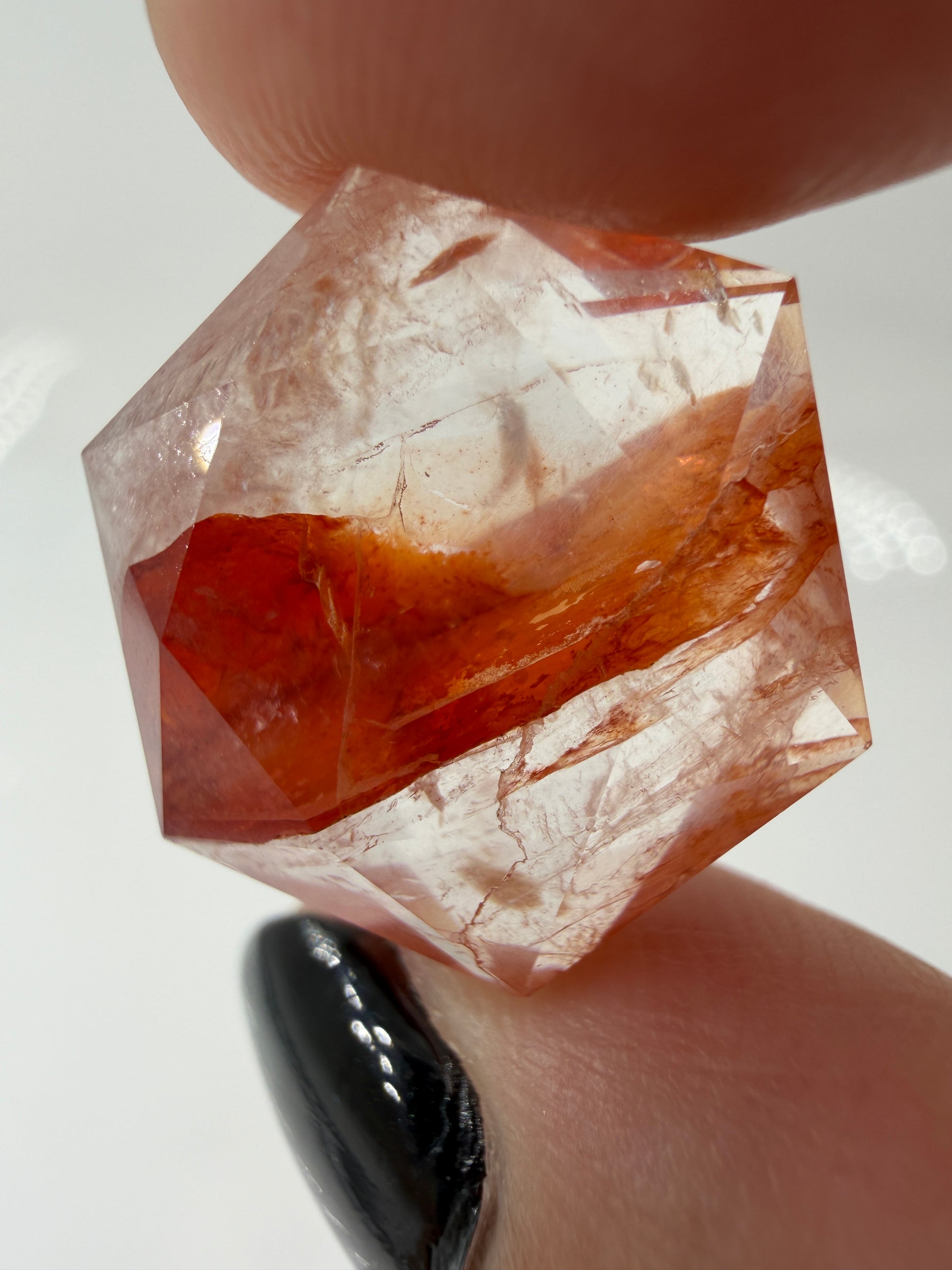 Handgeschliffener Feuerquarz-Feenstein in hexagonaler Form, ca. 2 cm