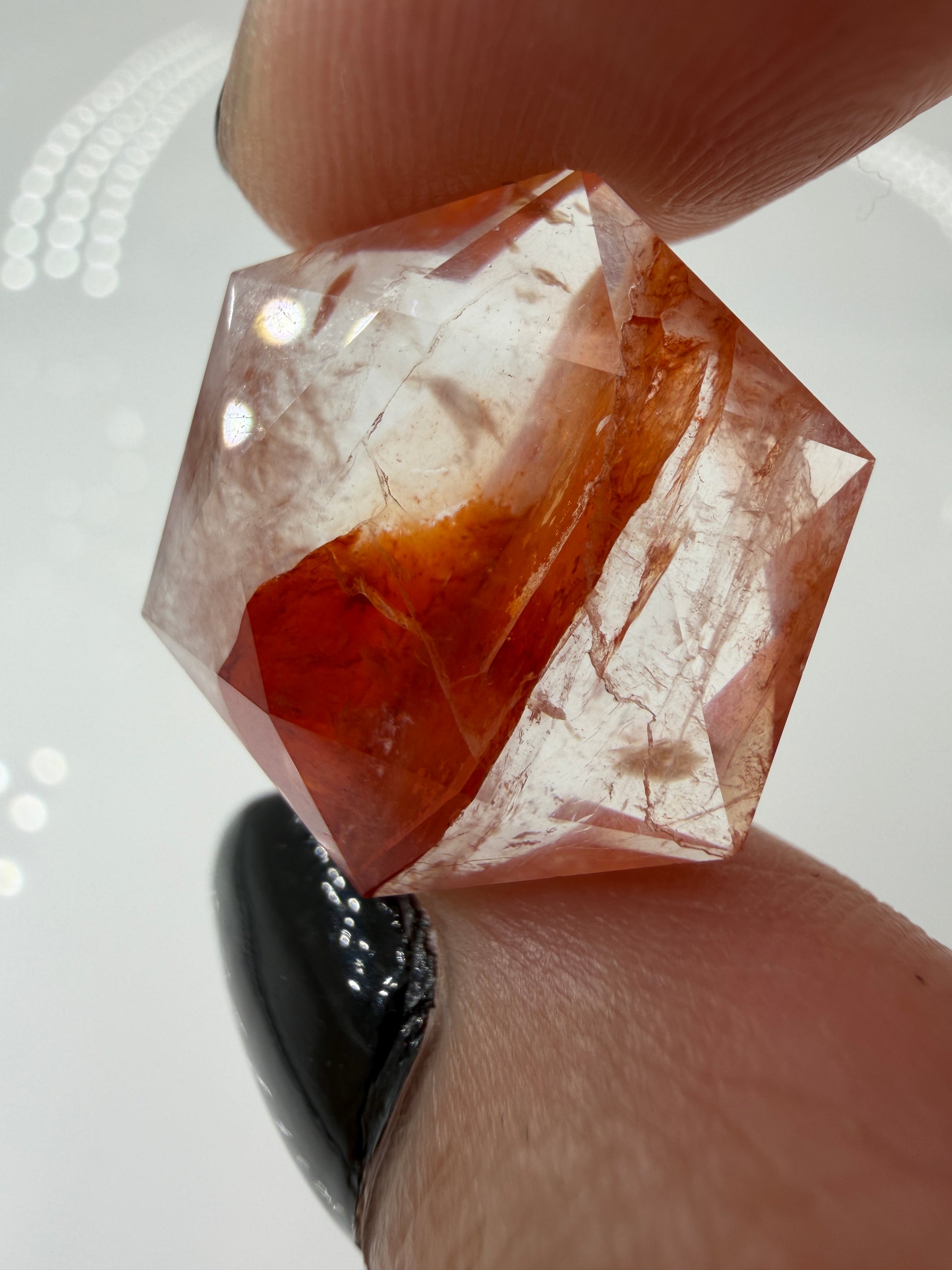 Handgeschliffener Feuerquarz-Feenstein in hexagonaler Form, ca. 2 cm
