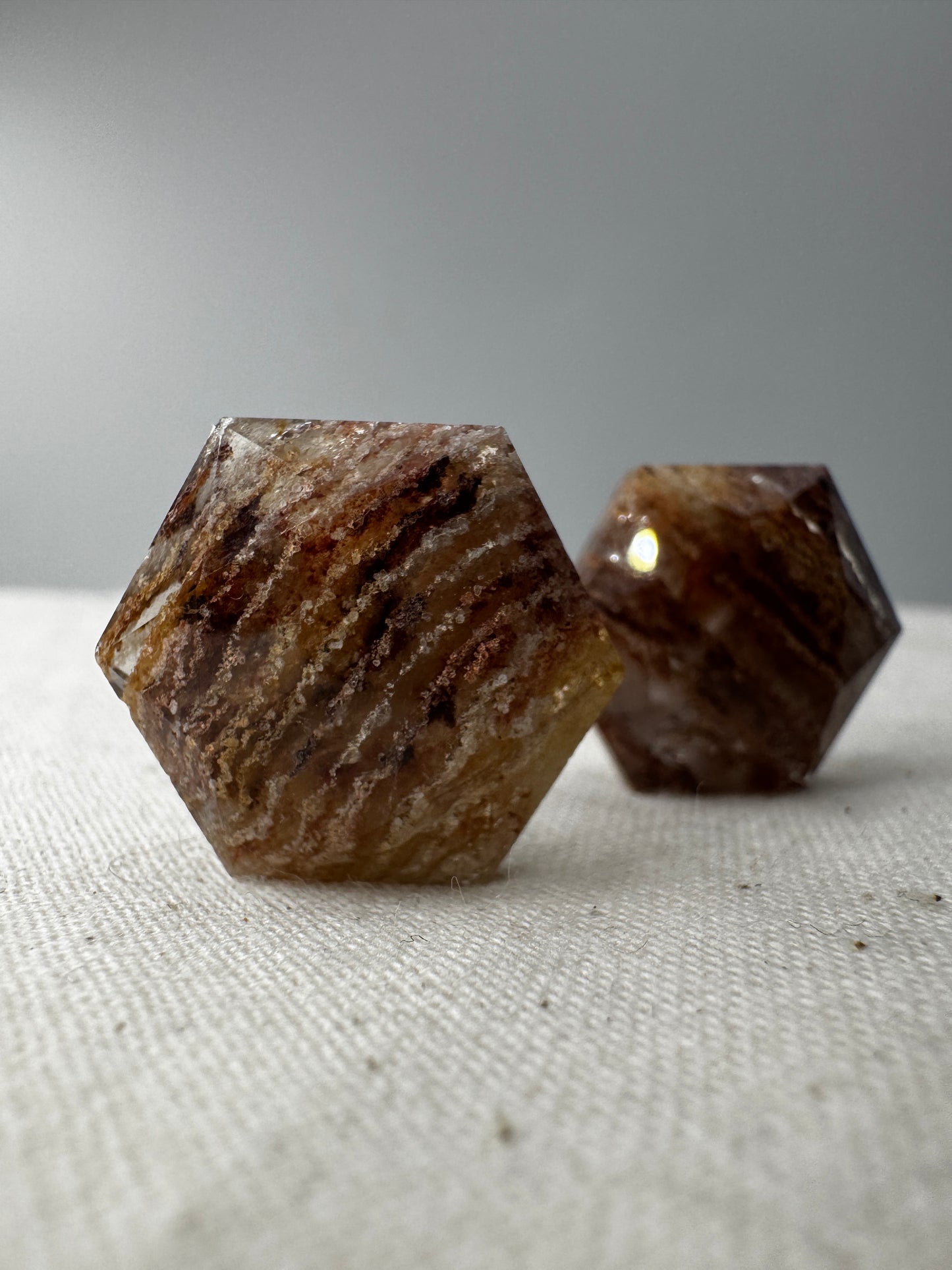Handgeschliffener Lodolith-Feenstein (Gartenquarz) in Freiform, ca. 2 cm, mit landschaftsartigen Einschlüssen