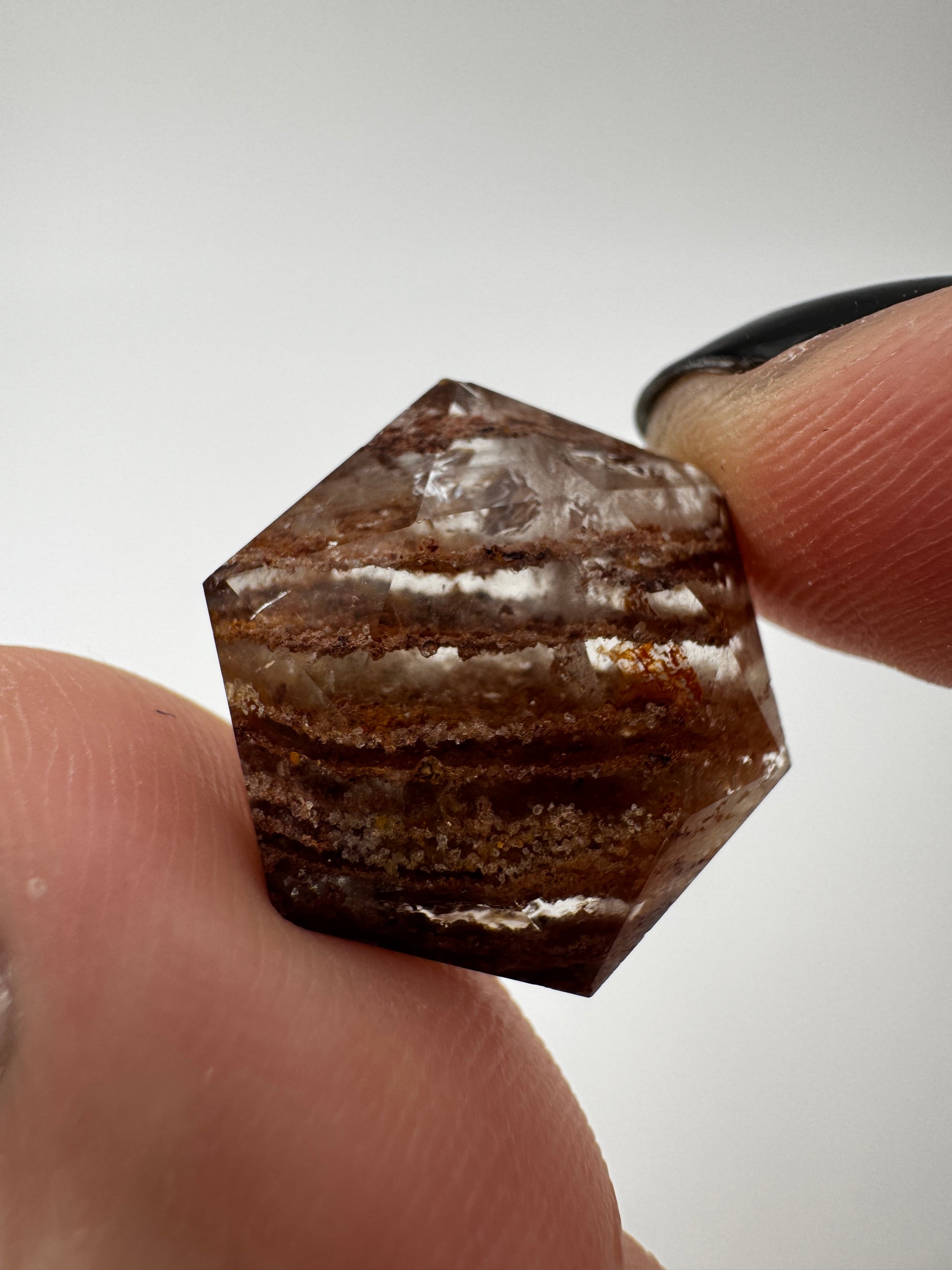 Handgeschliffener Lodolith-Feenstein (Gartenquarz) in Freiform, ca. 2 cm, mit landschaftsartigen Einschlüssen