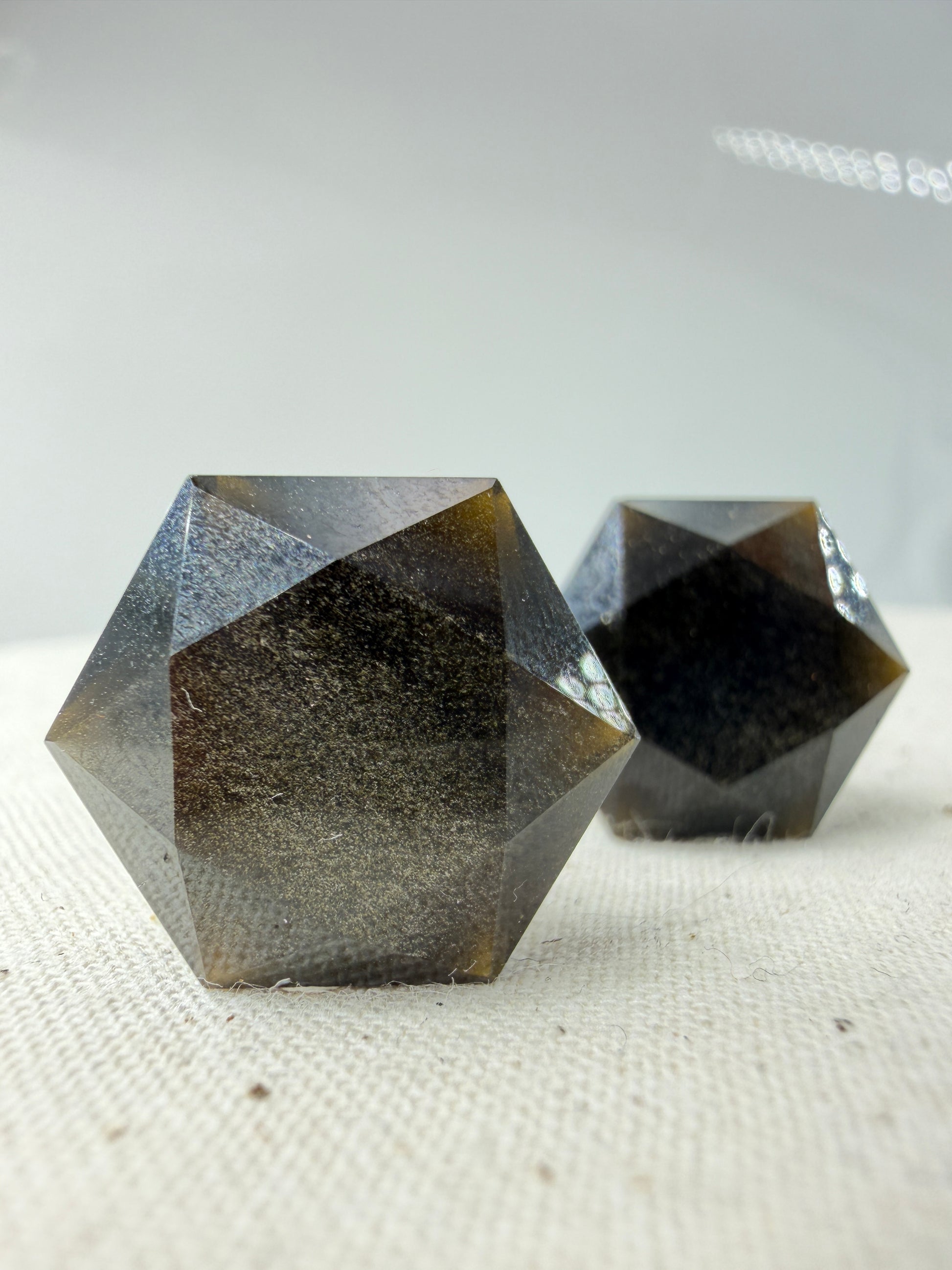 Handgeschliffener Goldobsidian-Feenstein in hexagonaler Form, ca. 2 cm, mit goldenem Schiller 