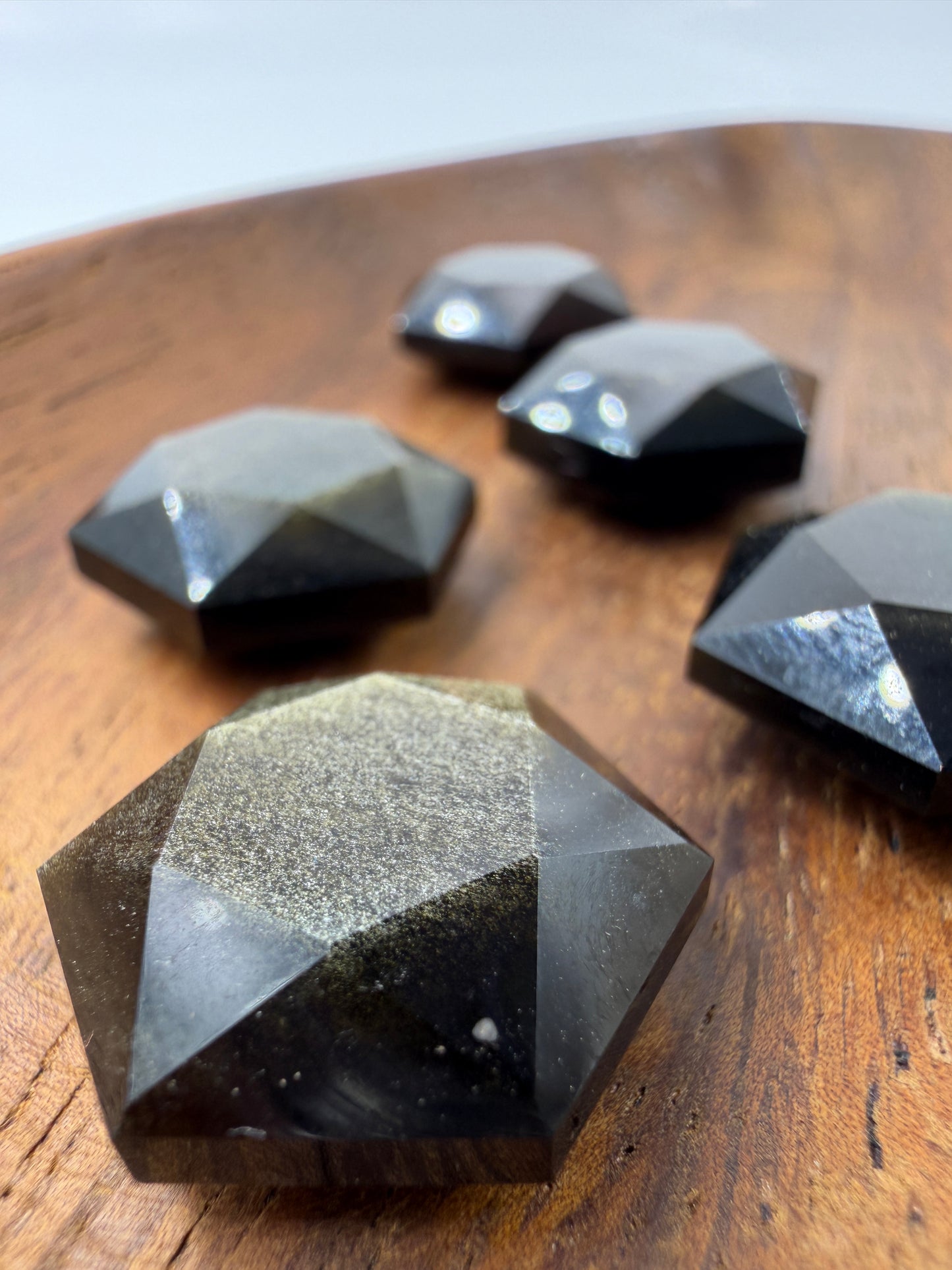 Handgeschliffener Goldobsidian-Feenstein in hexagonaler Form, ca. 2 cm, mit goldenem Schiller 