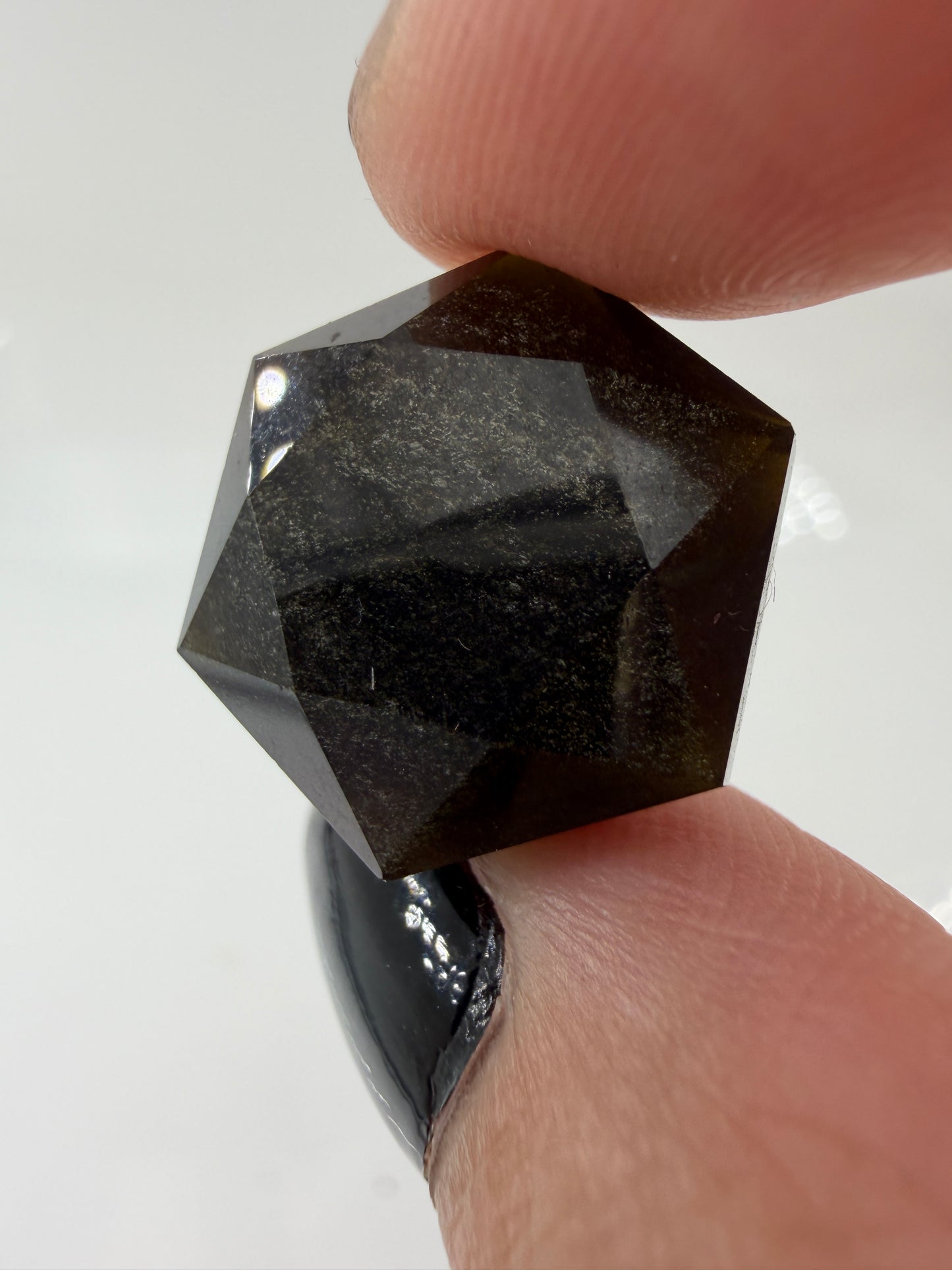 Handgeschliffener Goldobsidian-Feenstein in hexagonaler Form, ca. 2 cm, mit goldenem Schiller 