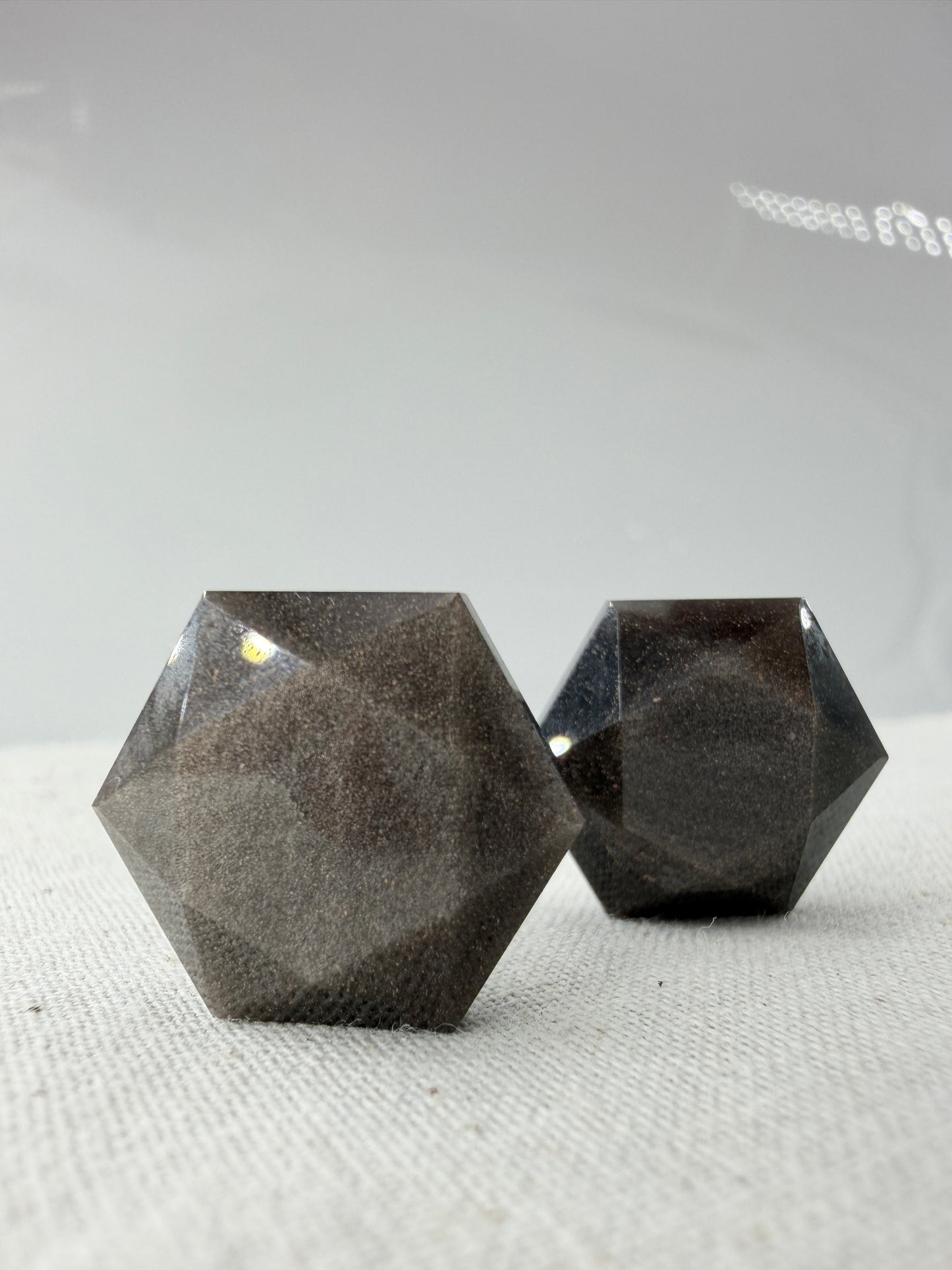 Handgeschliffener Silberobsidian-Feenstein in hexagonaler Form, ca. 2 cm, mit silbrigem Schiller 