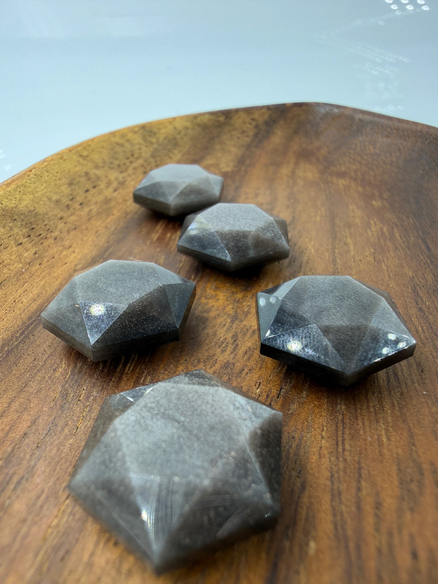 Handgeschliffener Silberobsidian-Feenstein in hexagonaler Form, ca. 2 cm, mit silbrigem Schiller 
