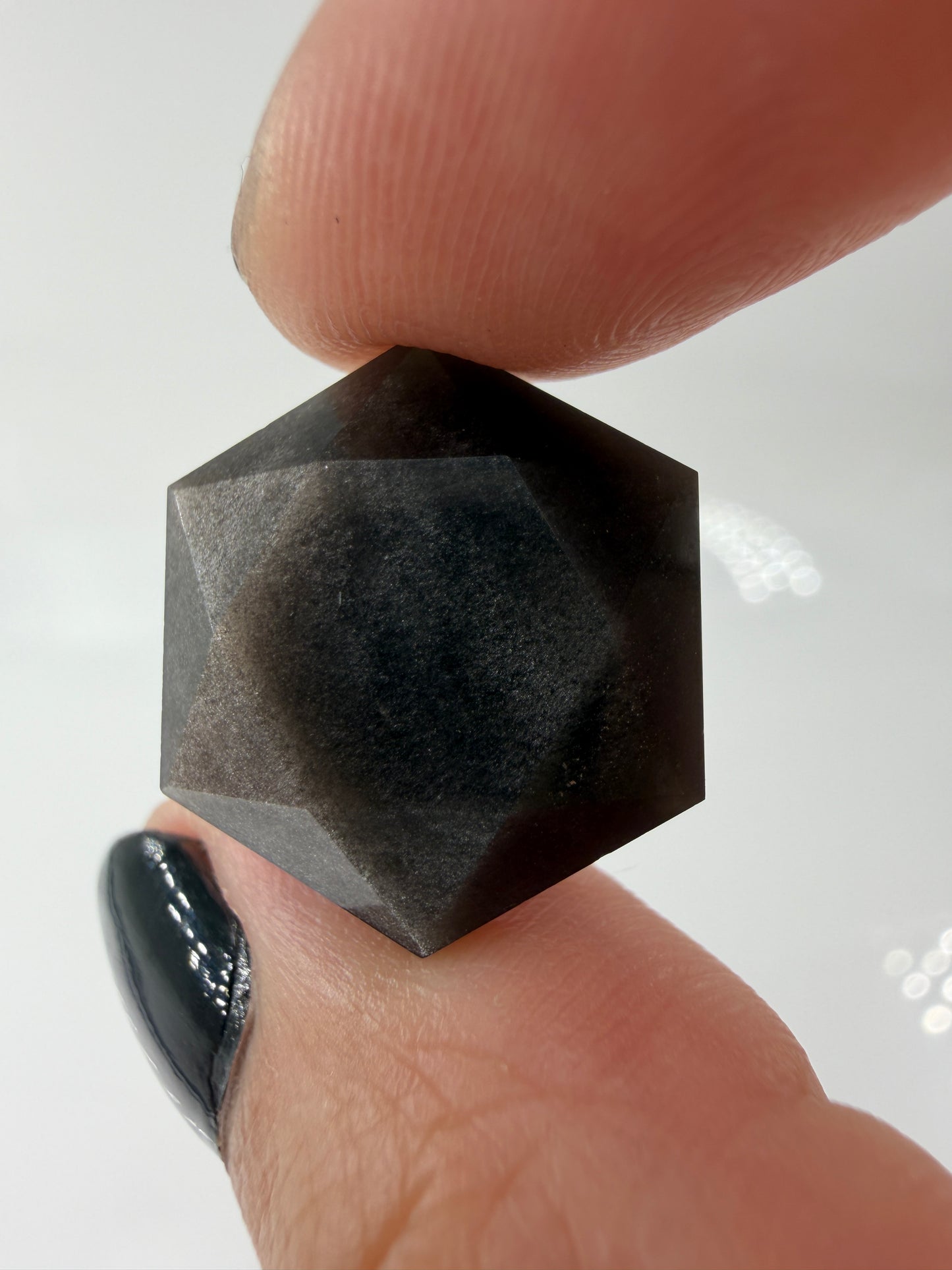 Handgeschliffener Silberobsidian-Feenstein in hexagonaler Form, ca. 2 cm, mit silbrigem Schiller 