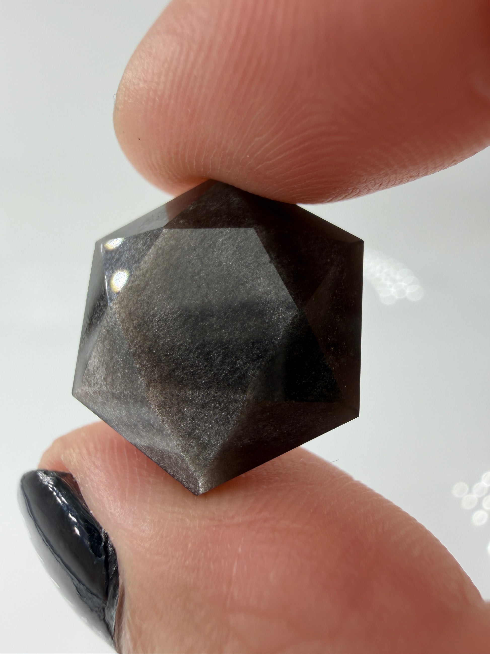 Handgeschliffener Silberobsidian-Feenstein in hexagonaler Form, ca. 2 cm, mit silbrigem Schiller 