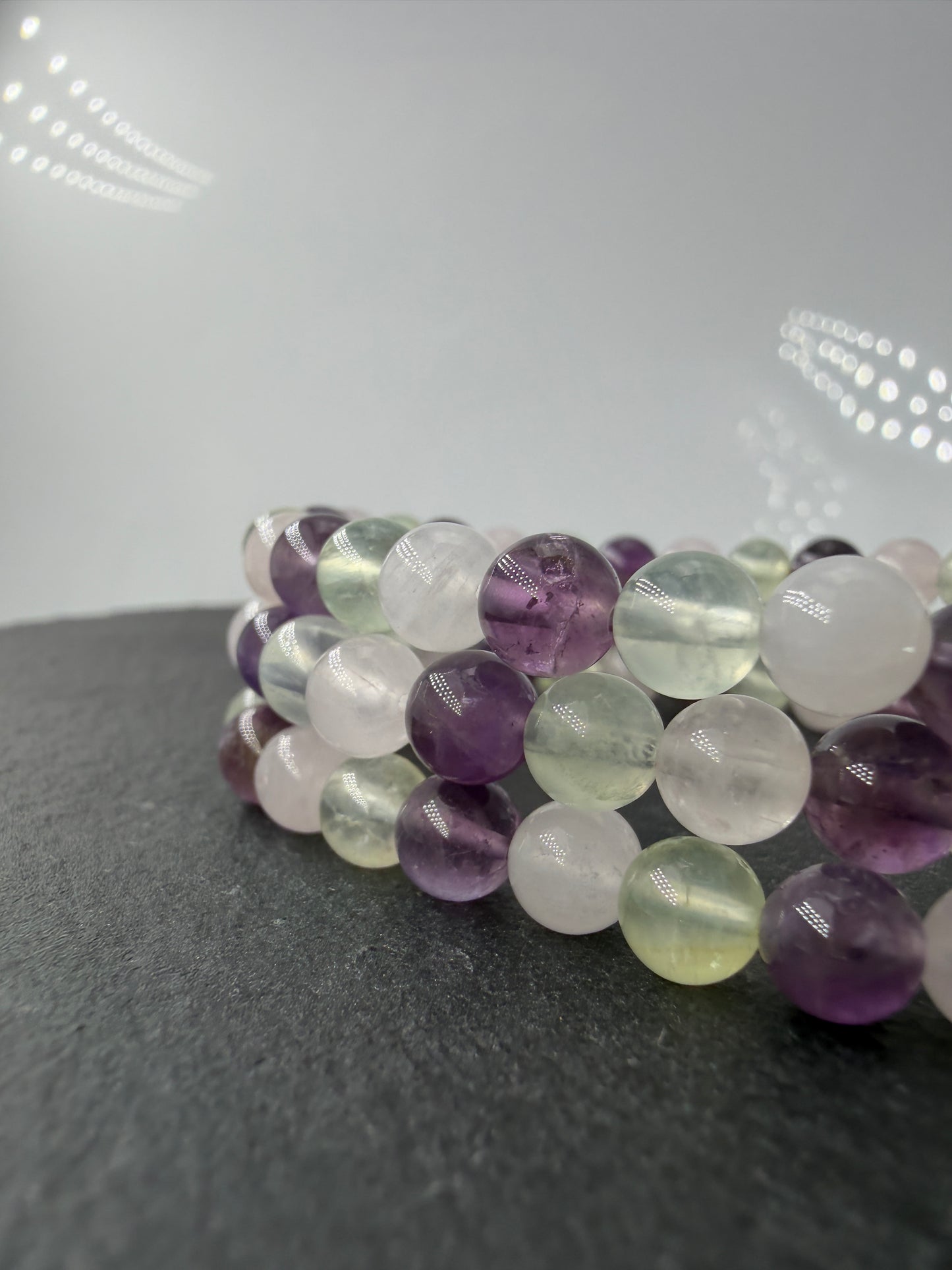 Kugelarmband aus Rosenquarz, Amethyst und grünem Prehnit mit Epidot-Einschlüssen.