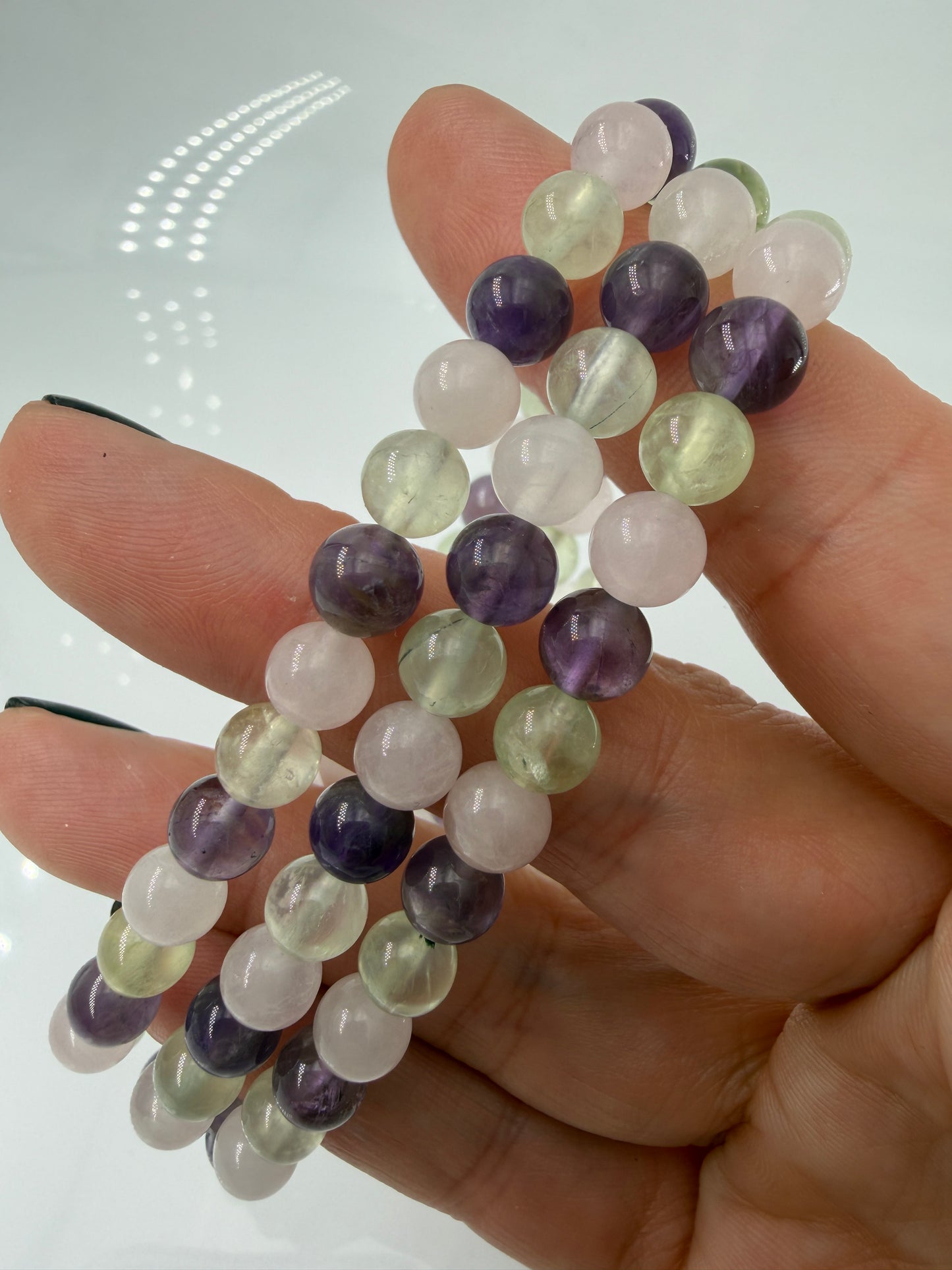 Kugelarmband aus Rosenquarz, Amethyst und grünem Prehnit mit Epidot-Einschlüssen.