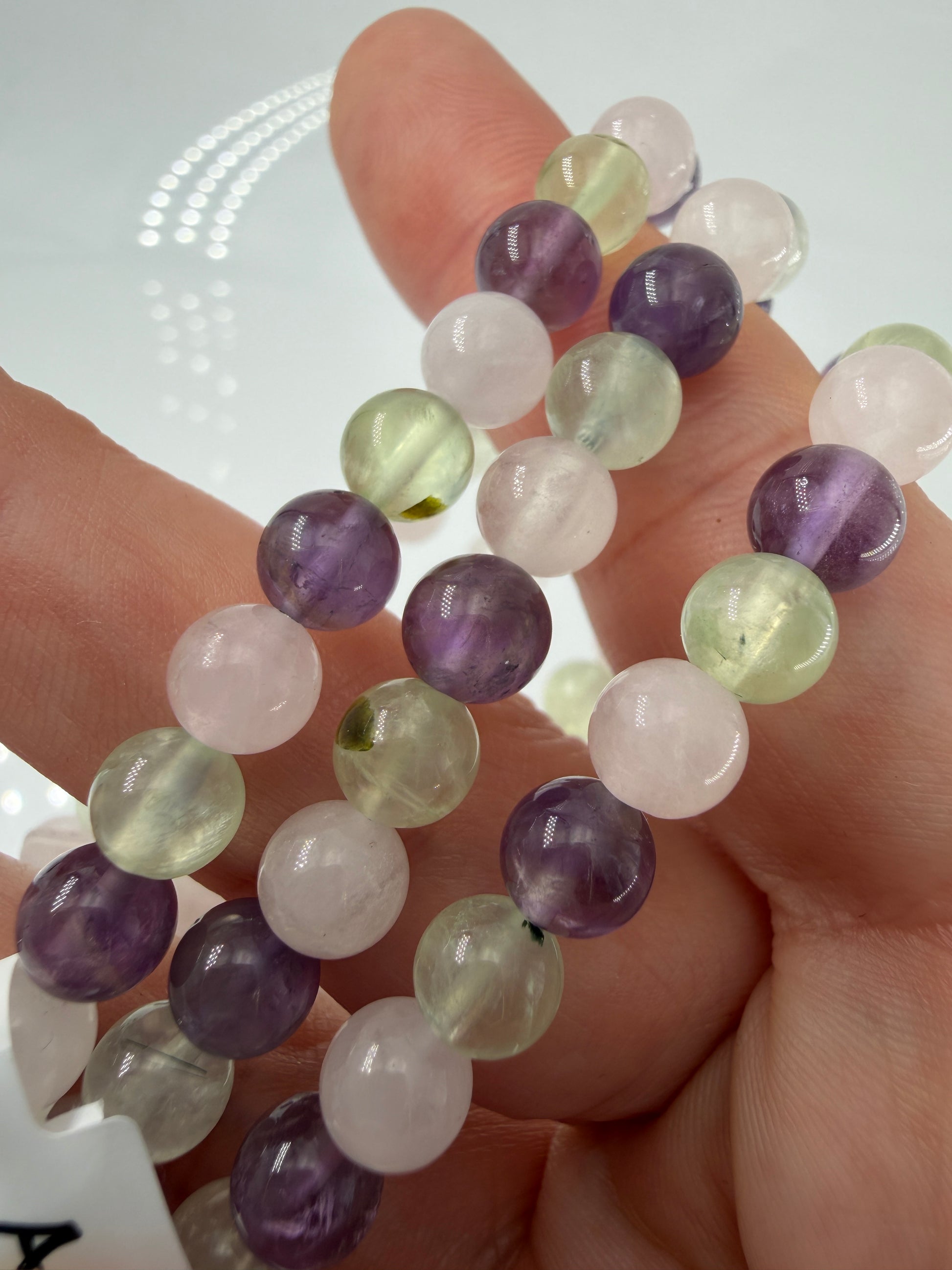 Kugelarmband aus Rosenquarz, Amethyst und grünem Prehnit mit Epidot-Einschlüssen.