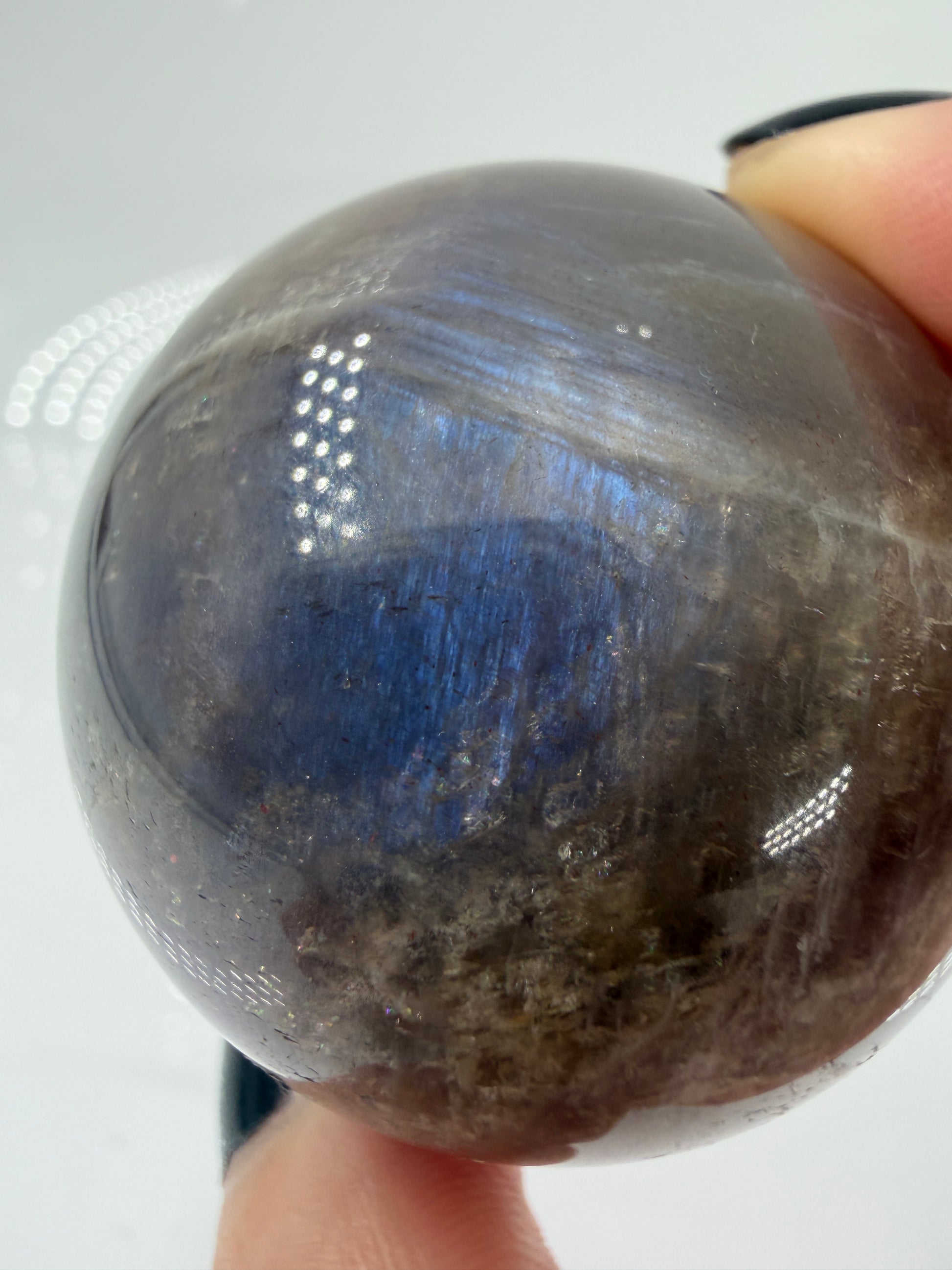 Sphärisch geschliffene dunkle Mondstein Kugel mit ausgeprägtem blauen Flächenschiller (Adulareszenz) auf anthrazitfarbener Feldspat-Matrix, professionelle Sammlerqualität                       