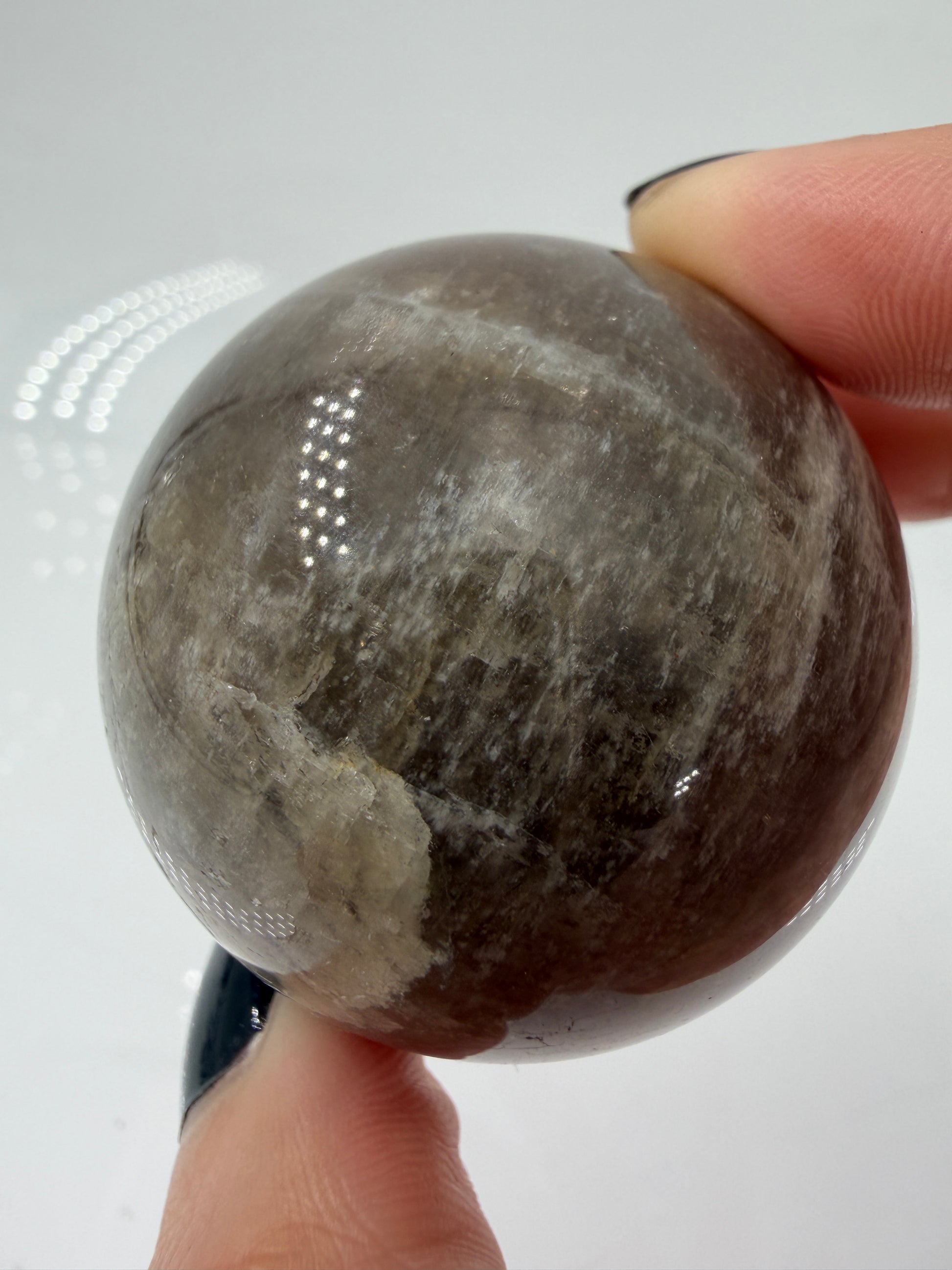 Sphärisch geschliffene dunkle Mondstein Kugel mit ausgeprägtem blauen Flächenschiller (Adulareszenz) auf anthrazitfarbener Feldspat-Matrix, professionelle Sammlerqualität                       