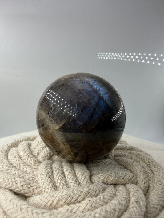 Sphärisch geschliffene dunkle Mondstein Kugel mit ausgeprägtem blauen Flächenschiller (Adulareszenz) auf anthrazitfarbener Feldspat-Matrix, professionelle Sammlerqualität                       