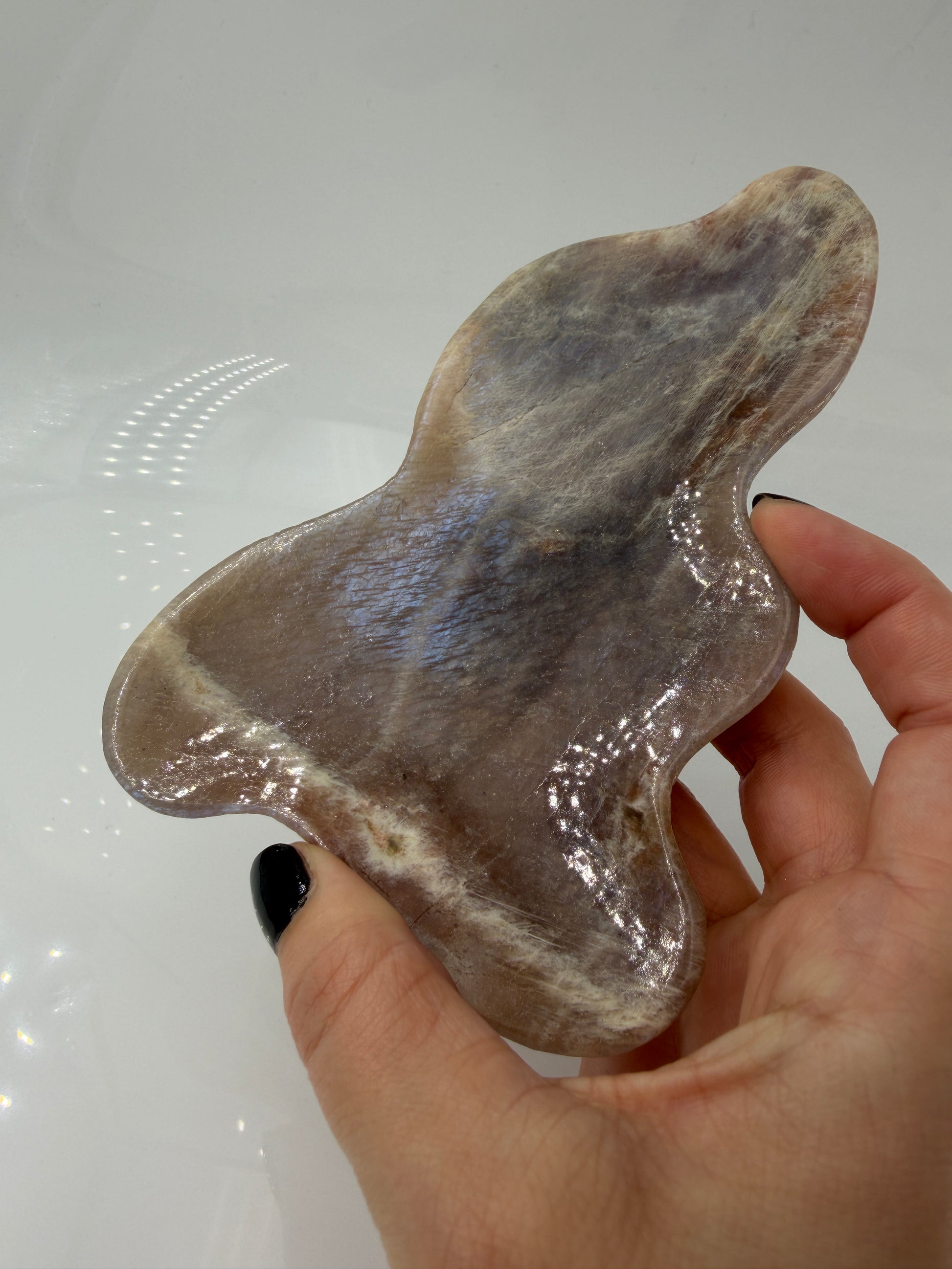 Polierte Schale aus weißem Mondstein mit charakteristischem bläulichem Schimmer (Adulareszenz).
