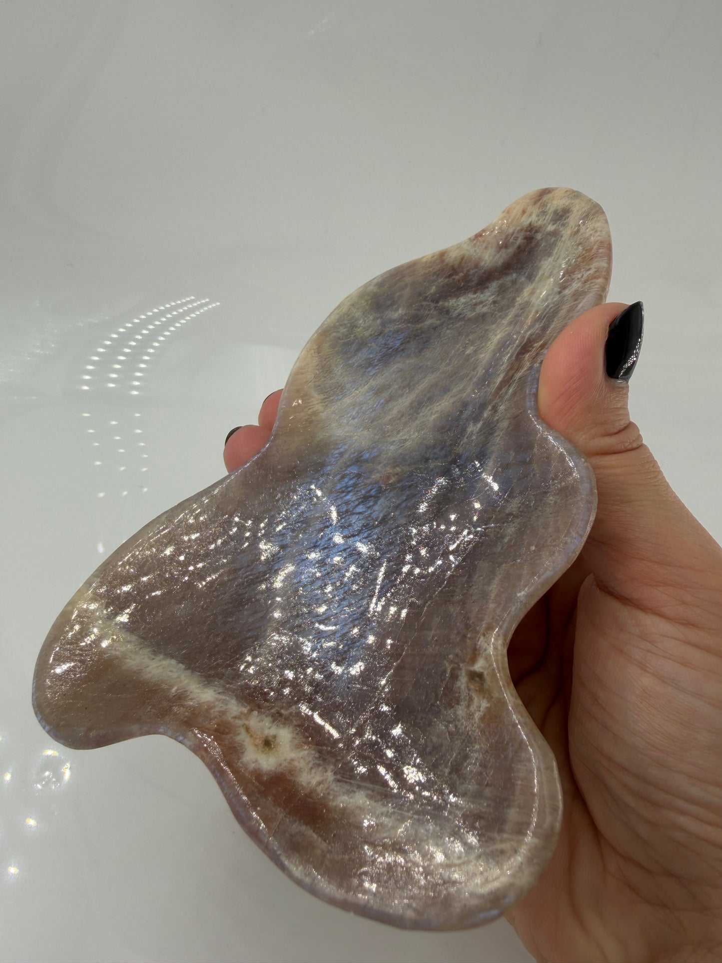 Polierte Schale aus weißem Mondstein mit charakteristischem bläulichem Schimmer (Adulareszenz).