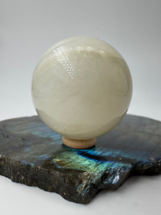 Mondsteinkugel weiß WM32, Ø 3,8 cm – Feldspatvarietät mit silbrigem Adulareszenz-Effekt, sphärisch poliert, Einzelstück