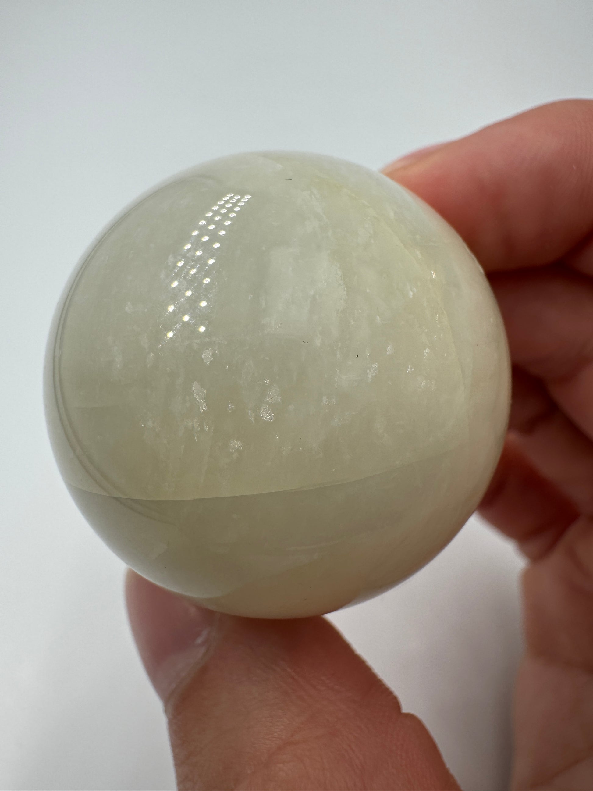 Mondsteinkugel weiß WM32, Ø 3,8 cm – Feldspatvarietät mit silbrigem Adulareszenz-Effekt, sphärisch poliert, Einzelstück