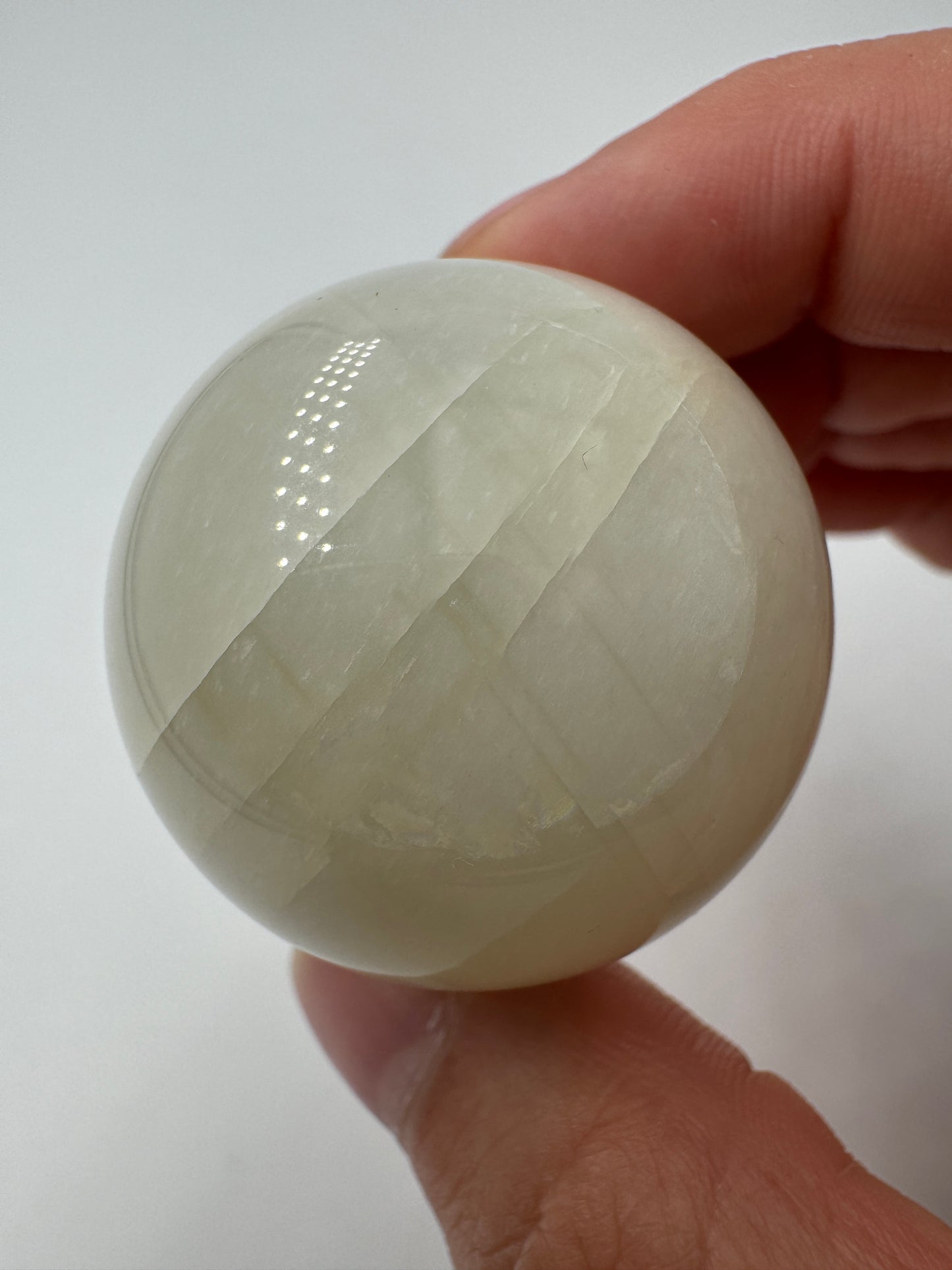 Mondsteinkugel weiß WM32, Ø 3,8 cm – Feldspatvarietät mit silbrigem Adulareszenz-Effekt, sphärisch poliert, Einzelstück