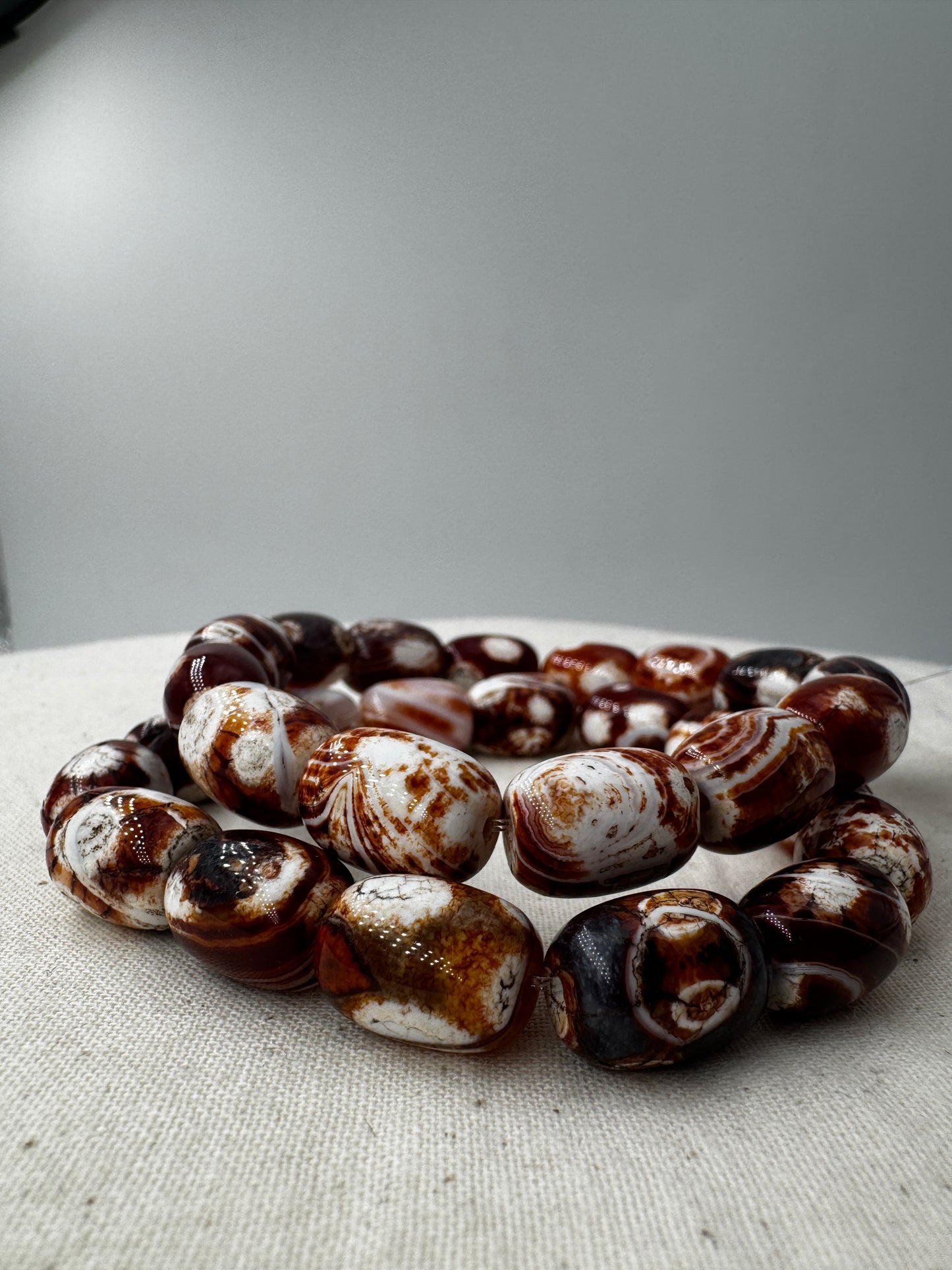 Armband aus mongolischem Achat mit fässchenförmigen Perlen (ca. 1,3 cm) und natürlicher Bänderung, Umfang 18–19 cm.