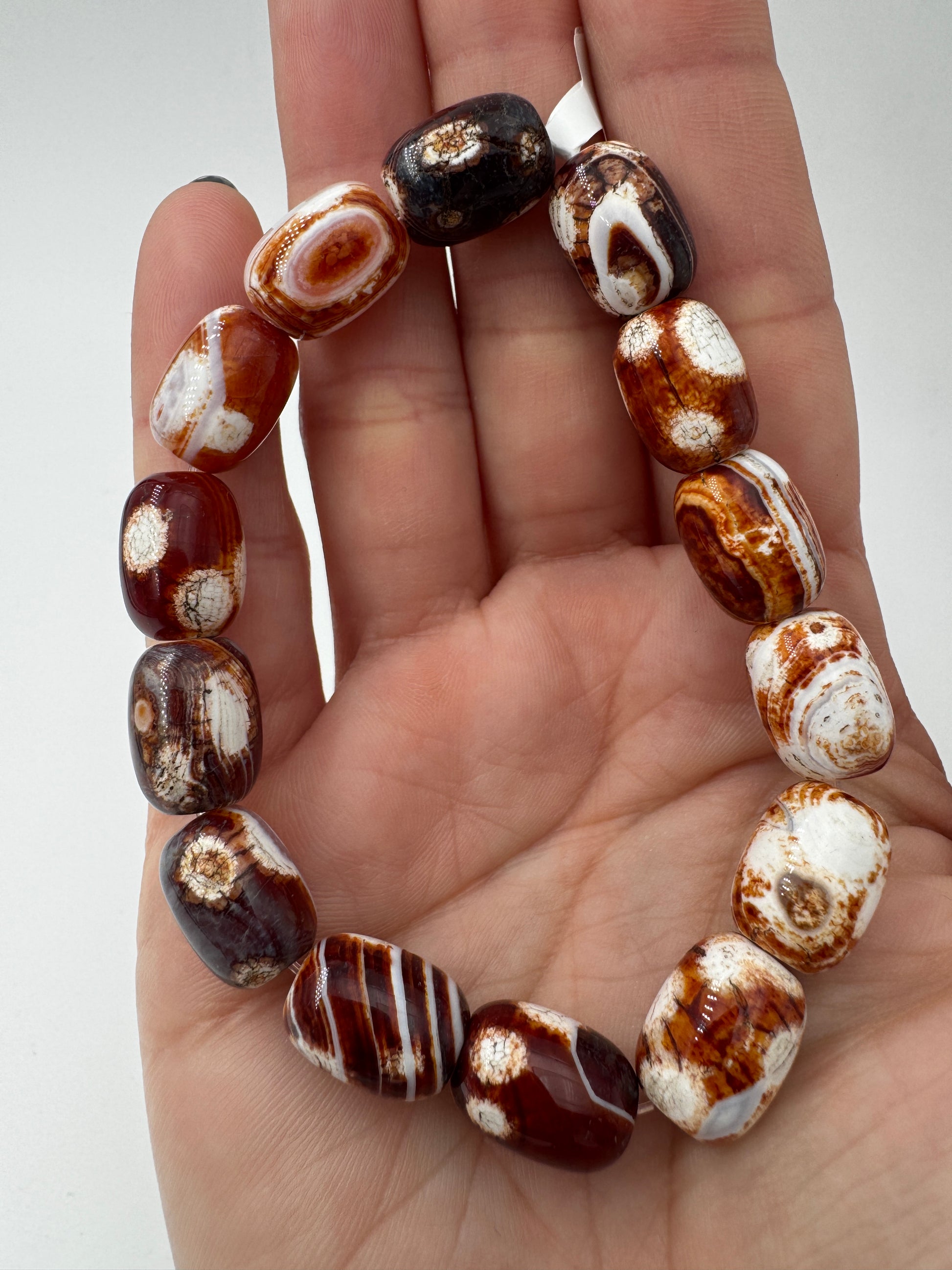 Armband aus mongolischem Achat mit fässchenförmigen Perlen (ca. 1,3 cm) und natürlicher Bänderung, Umfang 18–19 cm.