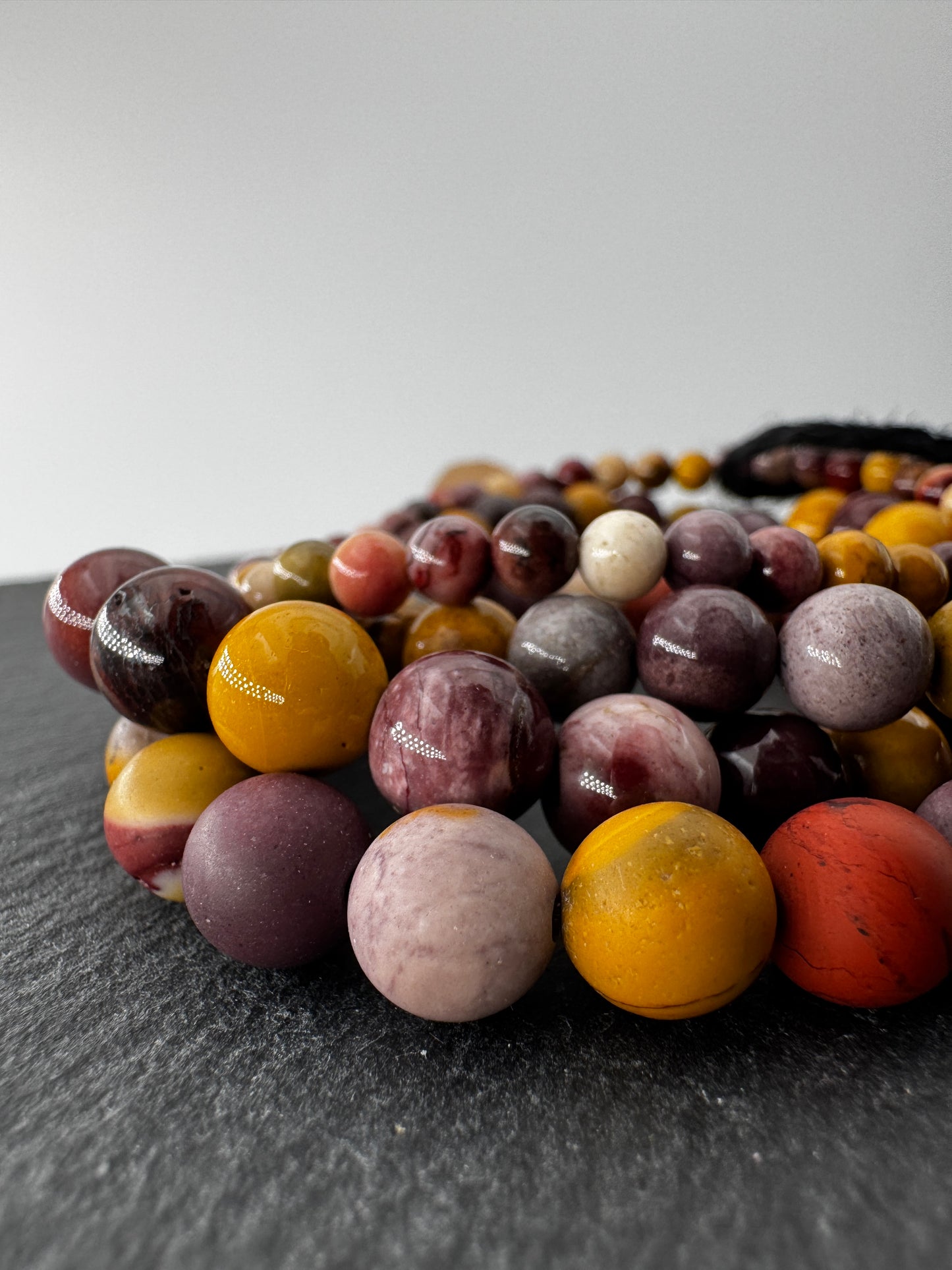 Armband aus Mookait in Ocker, Burgunderrot und Creme, Umfang 19 cm.