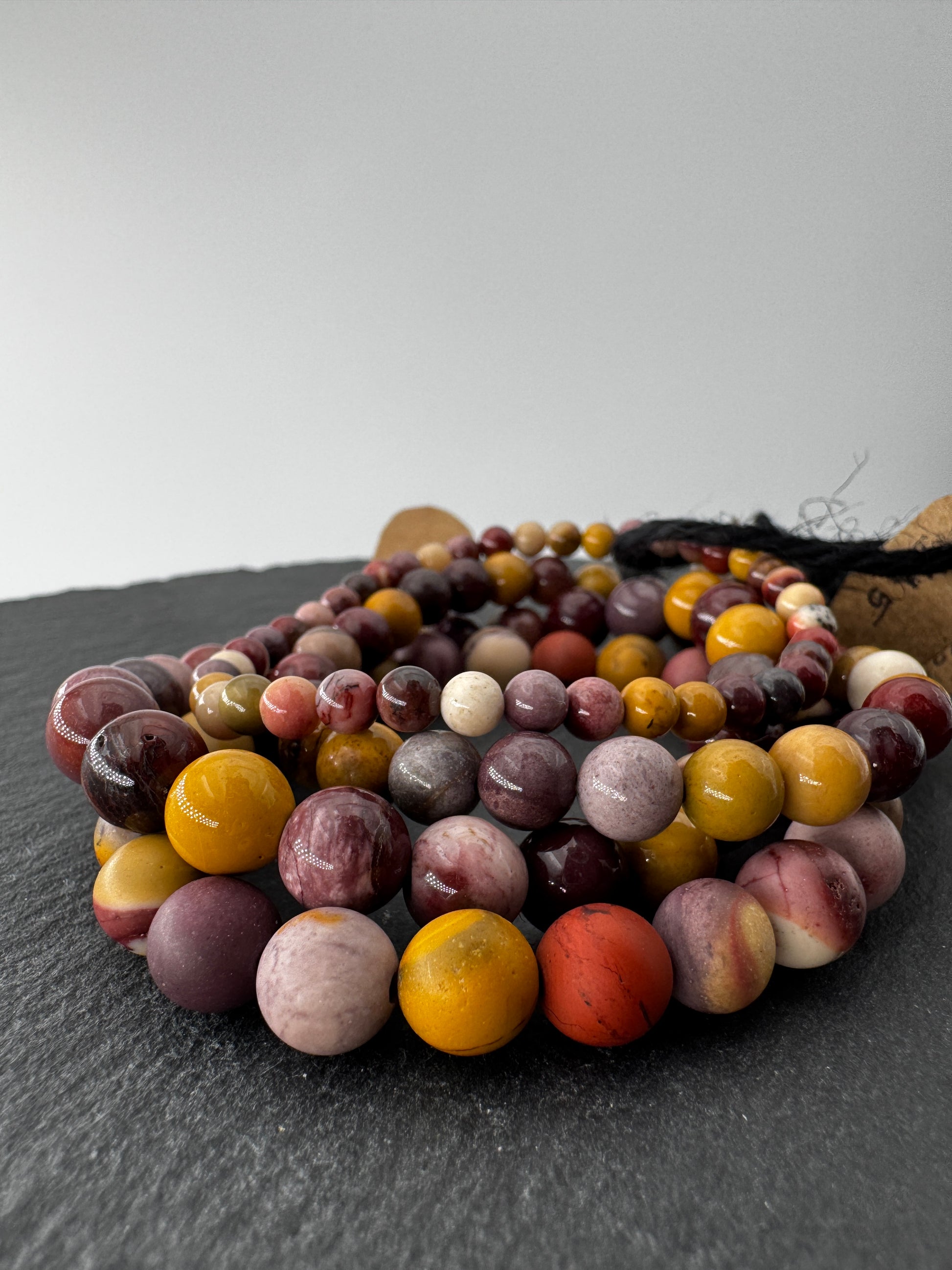 Armband aus Mookait in Ocker, Burgunderrot und Creme, Umfang 19 cm.