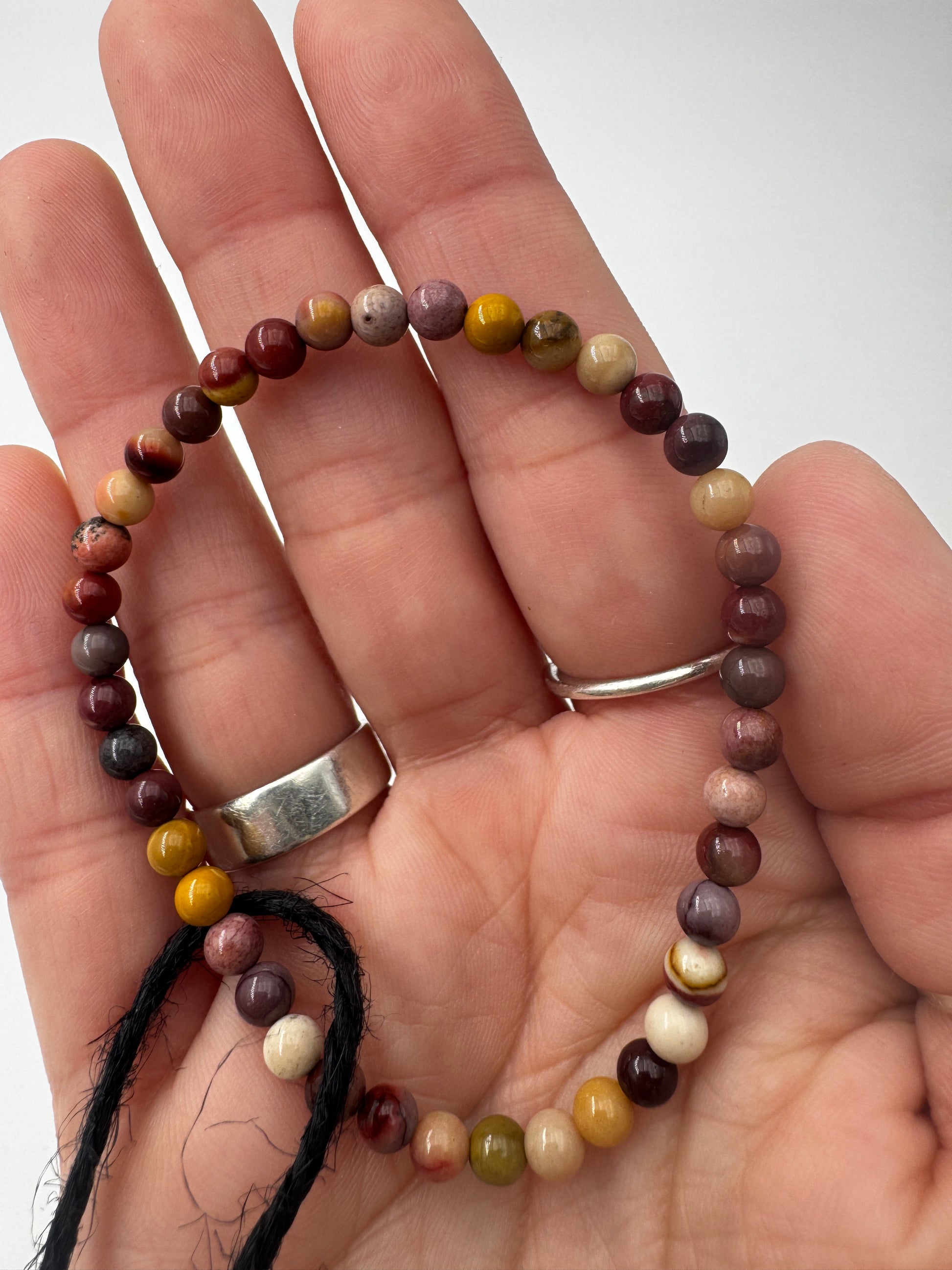 Armband aus Mookait in Ocker, Burgunderrot und Creme, Umfang 19 cm.