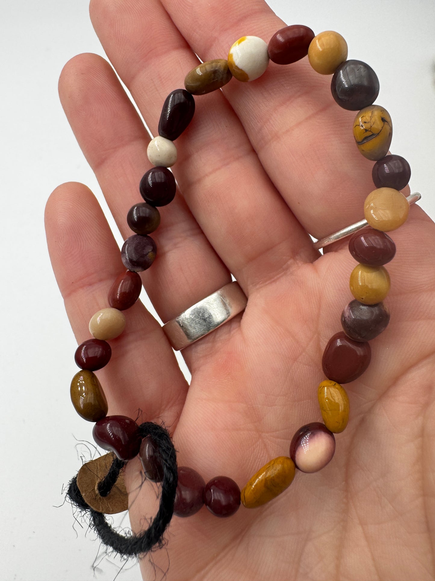 Armband aus Mookait in Ocker, Burgunderrot und Creme, Umfang 19 cm.