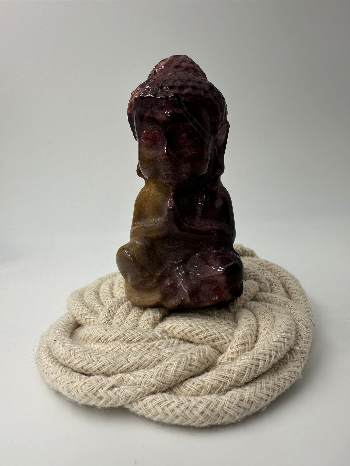 Mookait Buddha MB70, 8,2 cm, australischer Jaspis mit leuchtendem Rot-Gelb-Farbspiel