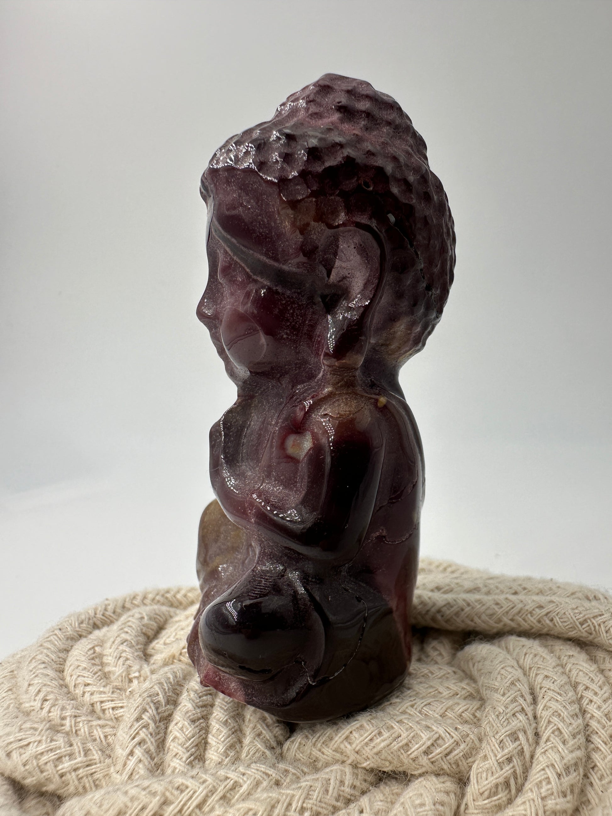 Mookait Buddha MB70, 8,2 cm, australischer Jaspis mit leuchtendem Rot-Gelb-Farbspiel