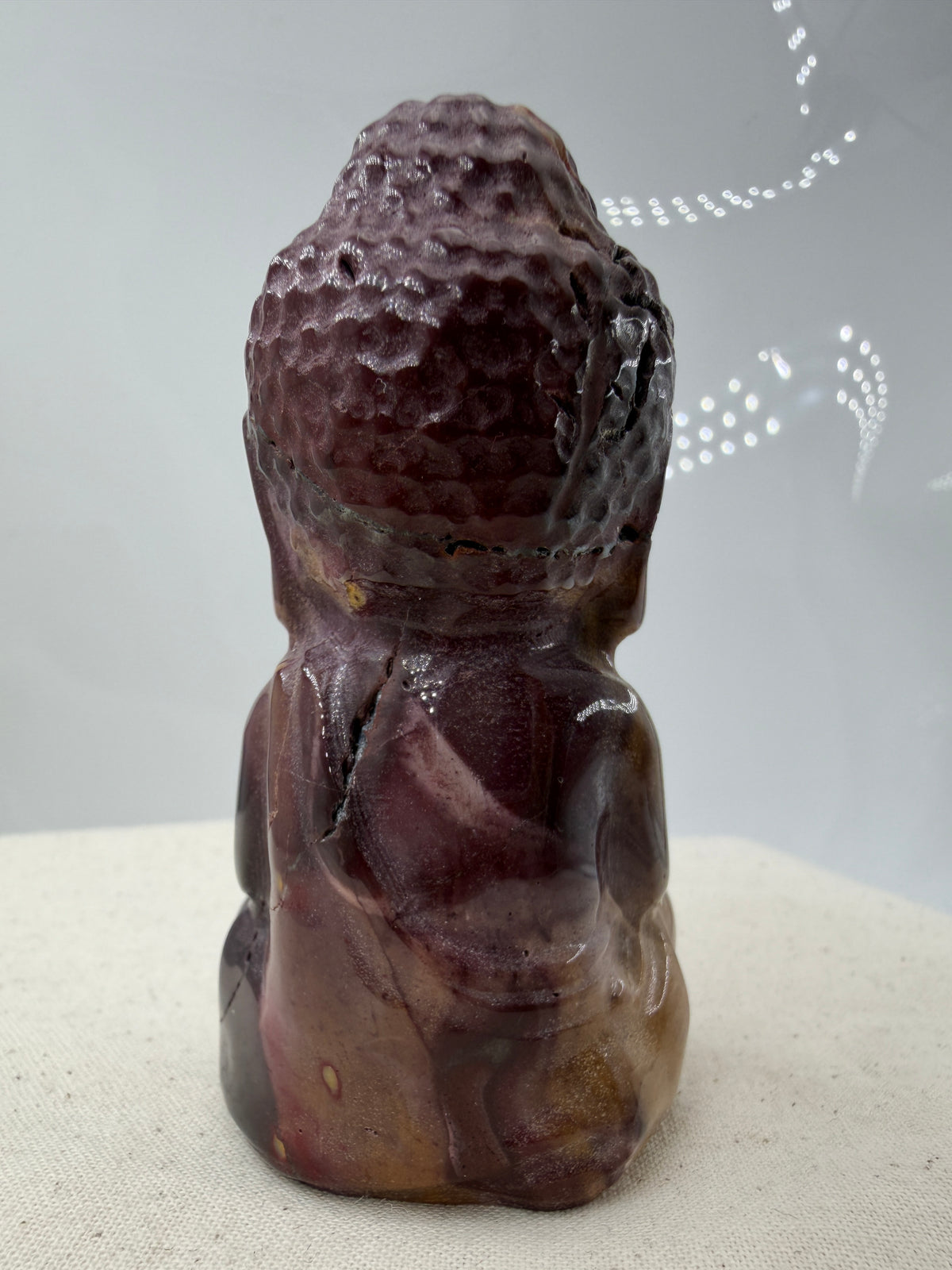 Mookait Buddha MB70, 8,2 cm, australischer Jaspis mit leuchtendem Rot-Gelb-Farbspiel