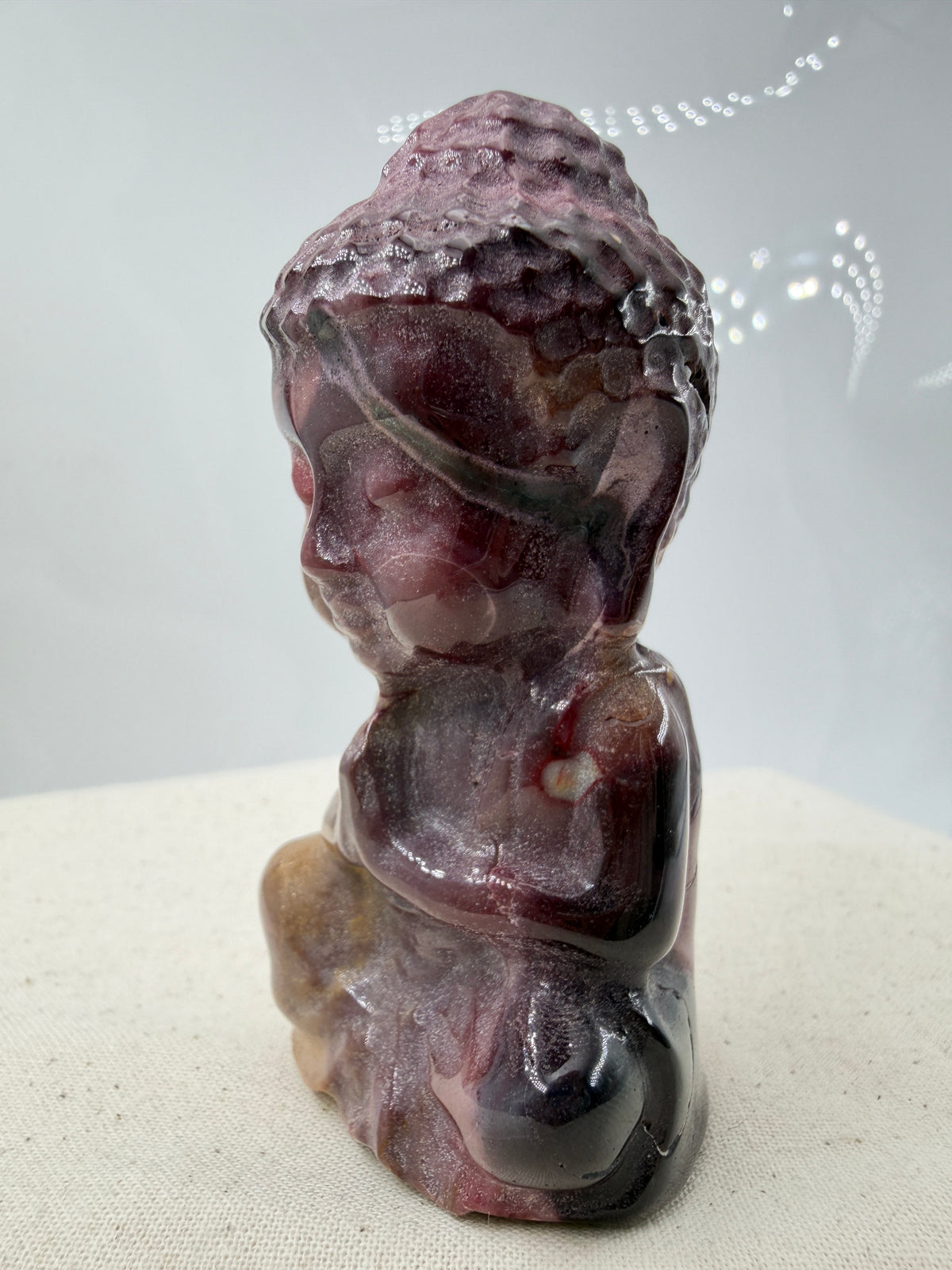 Mookait Buddha MB70, 8,2 cm, australischer Jaspis mit leuchtendem Rot-Gelb-Farbspiel