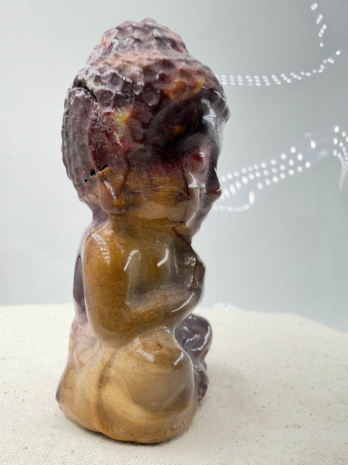 Mookait Buddha MB70, 8,2 cm, australischer Jaspis mit leuchtendem Rot-Gelb-Farbspiel