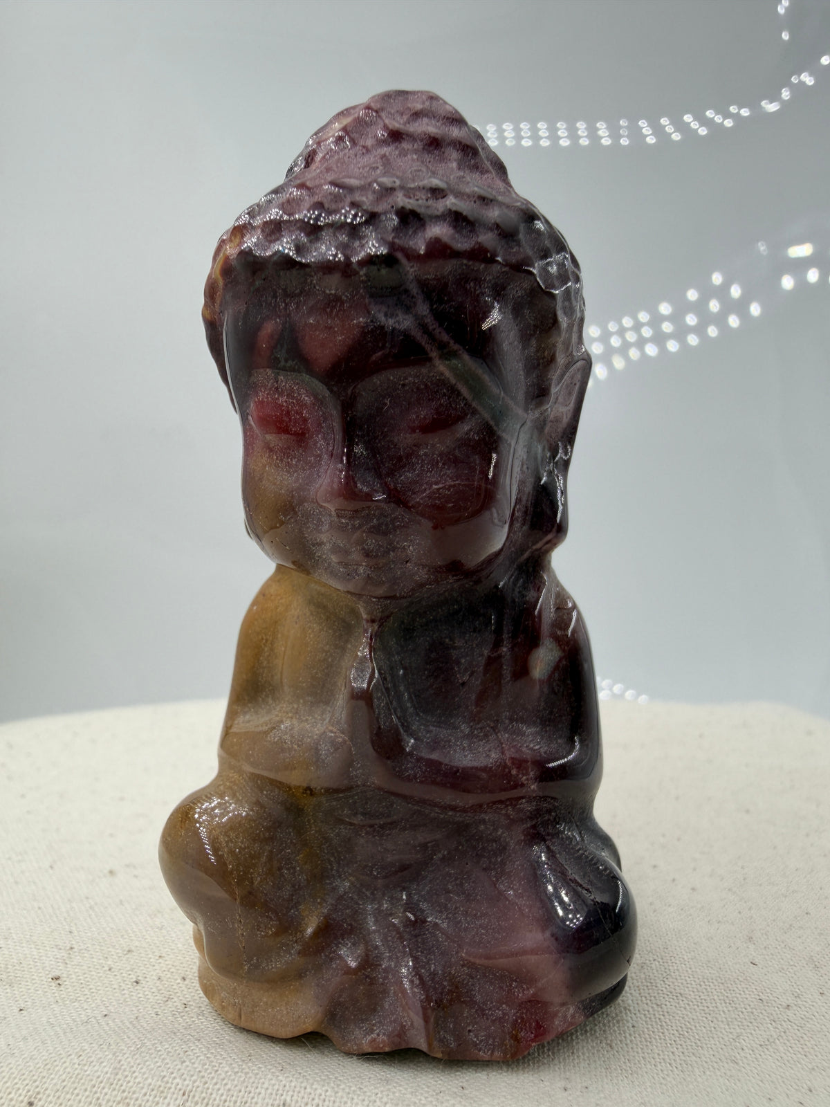 Mookait Buddha MB70, 8,2 cm, australischer Jaspis mit leuchtendem Rot-Gelb-Farbspiel