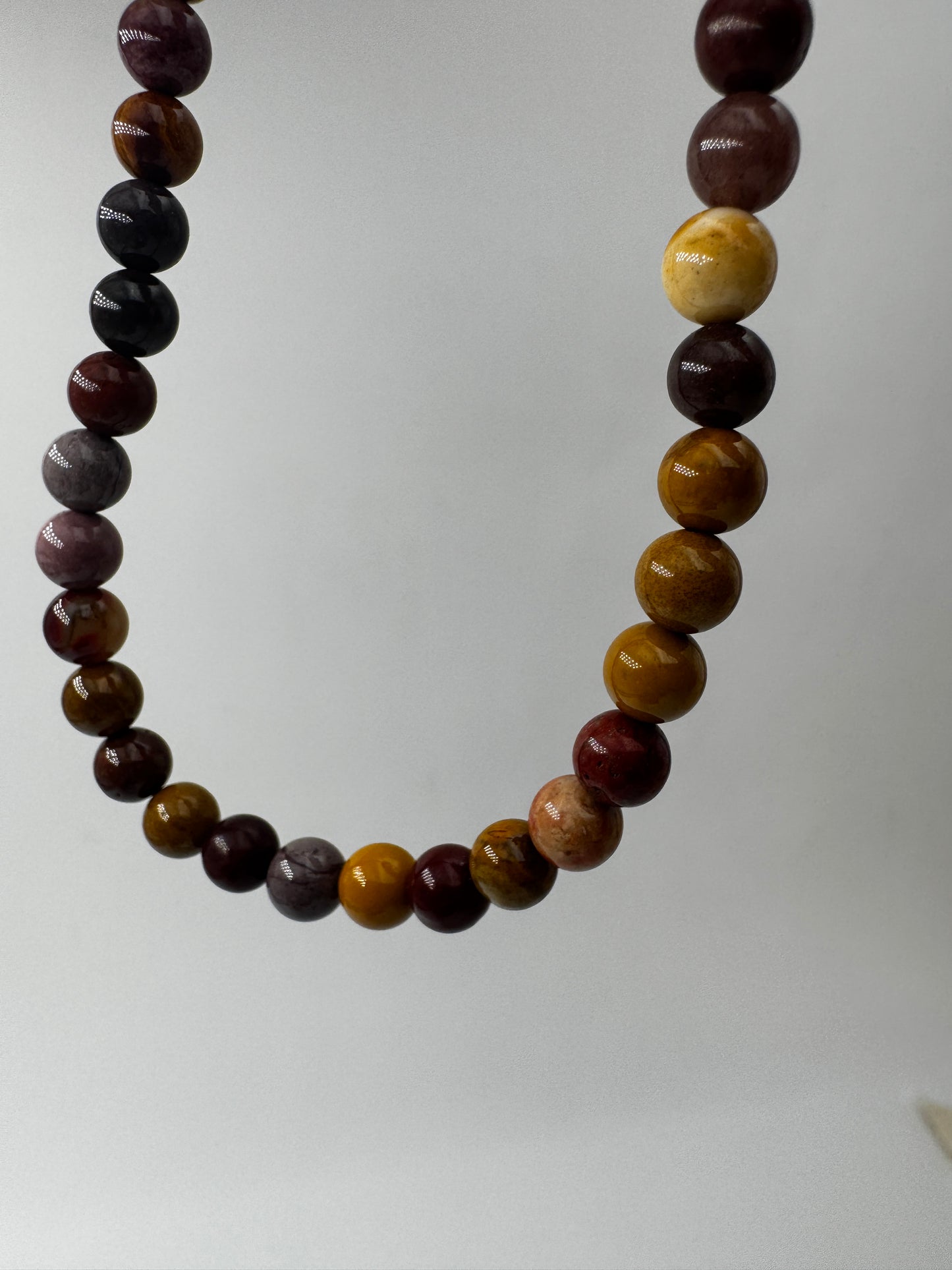 Kugelkette aus Mookait-Jaspis mit Farbspiel in Ocker, Bordeaux und Cremeweiß, 6 mm Kugeln, 45 cm, Edelstahlverschluss.