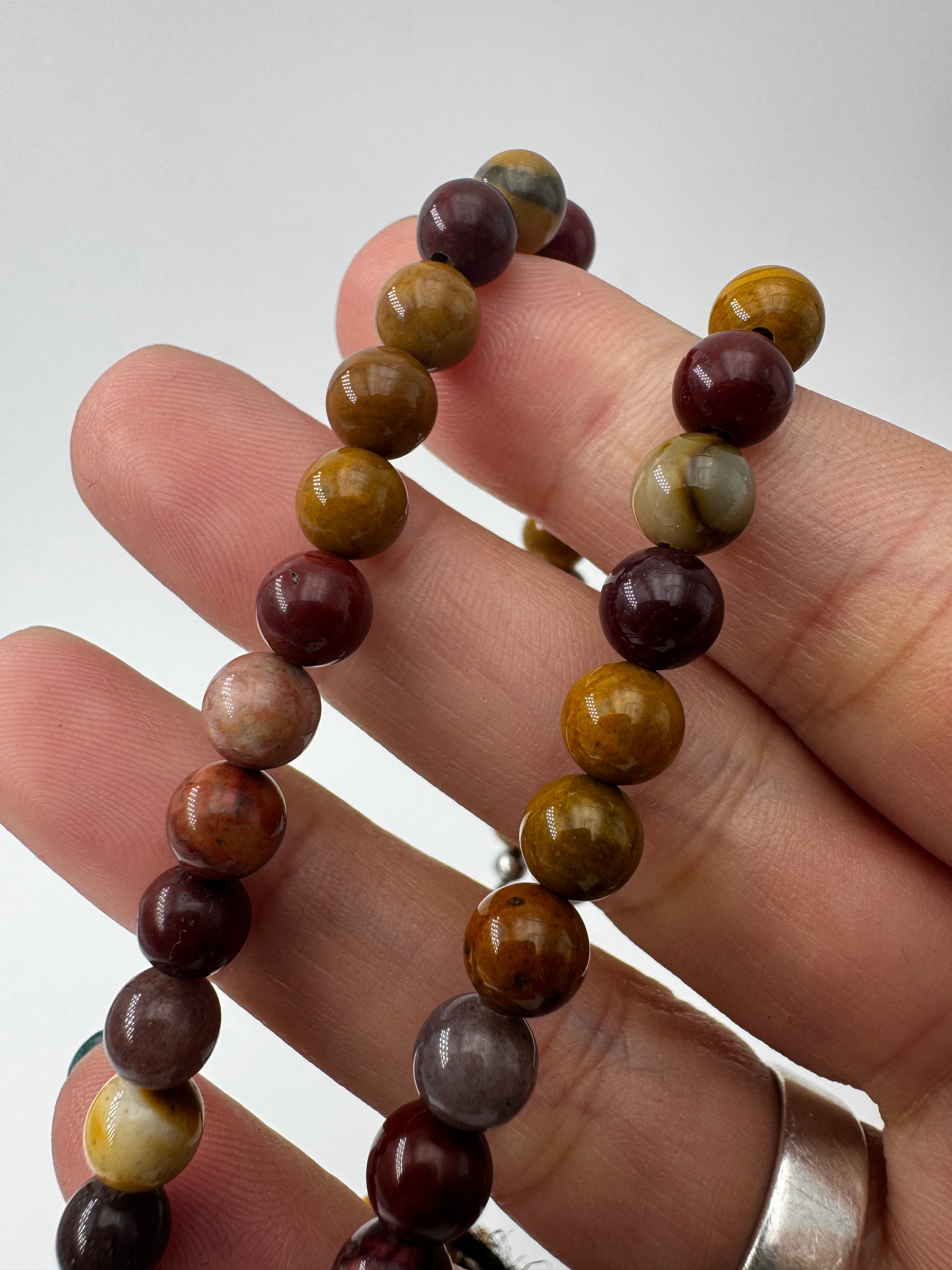 Kugelkette aus Mookait-Jaspis mit Farbspiel in Ocker, Bordeaux und Cremeweiß, 6 mm Kugeln, 45 cm, Edelstahlverschluss.