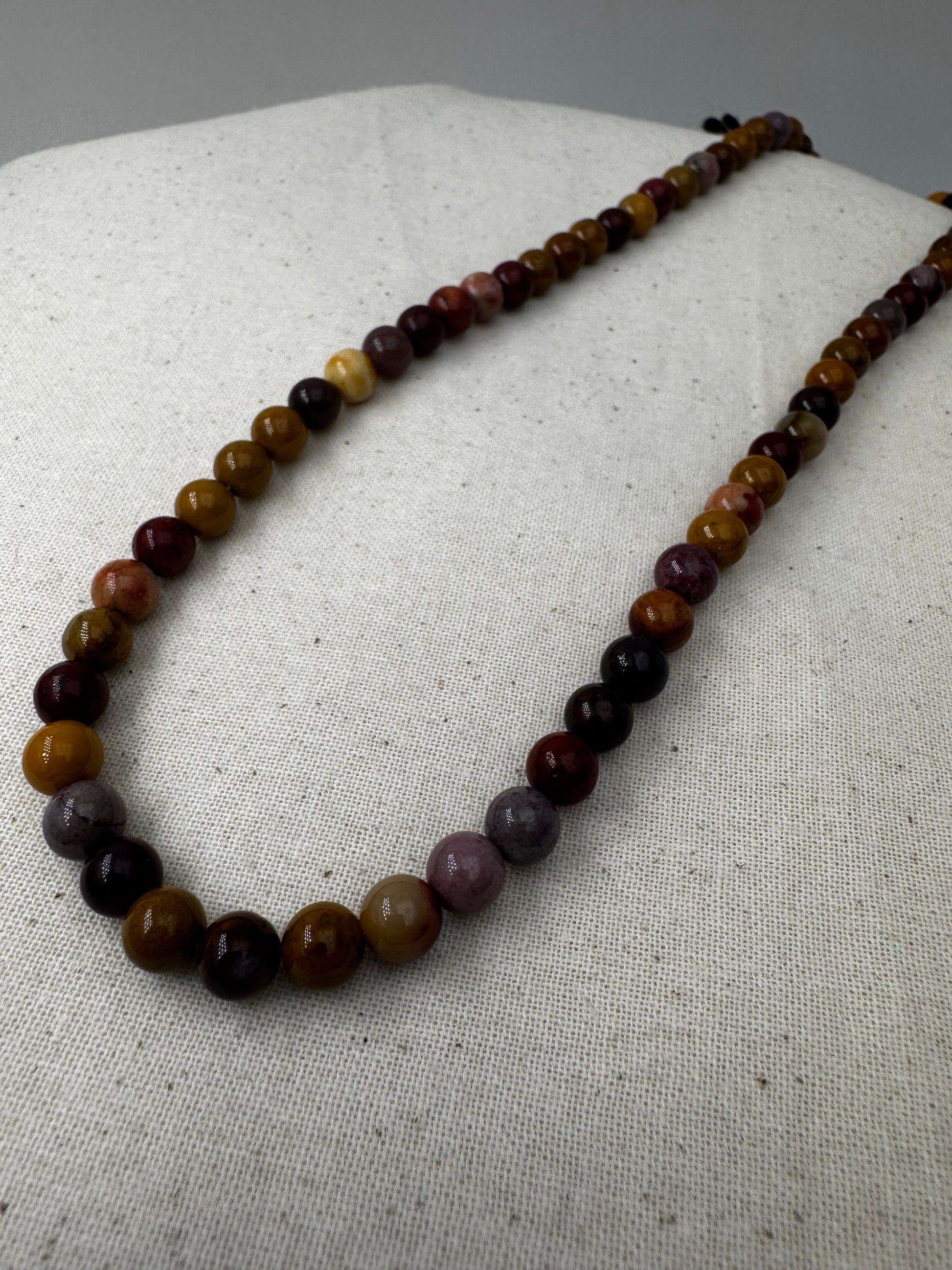 Kugelkette aus Mookait-Jaspis mit Farbspiel in Ocker, Bordeaux und Cremeweiß, 6 mm Kugeln, 45 cm, Edelstahlverschluss.