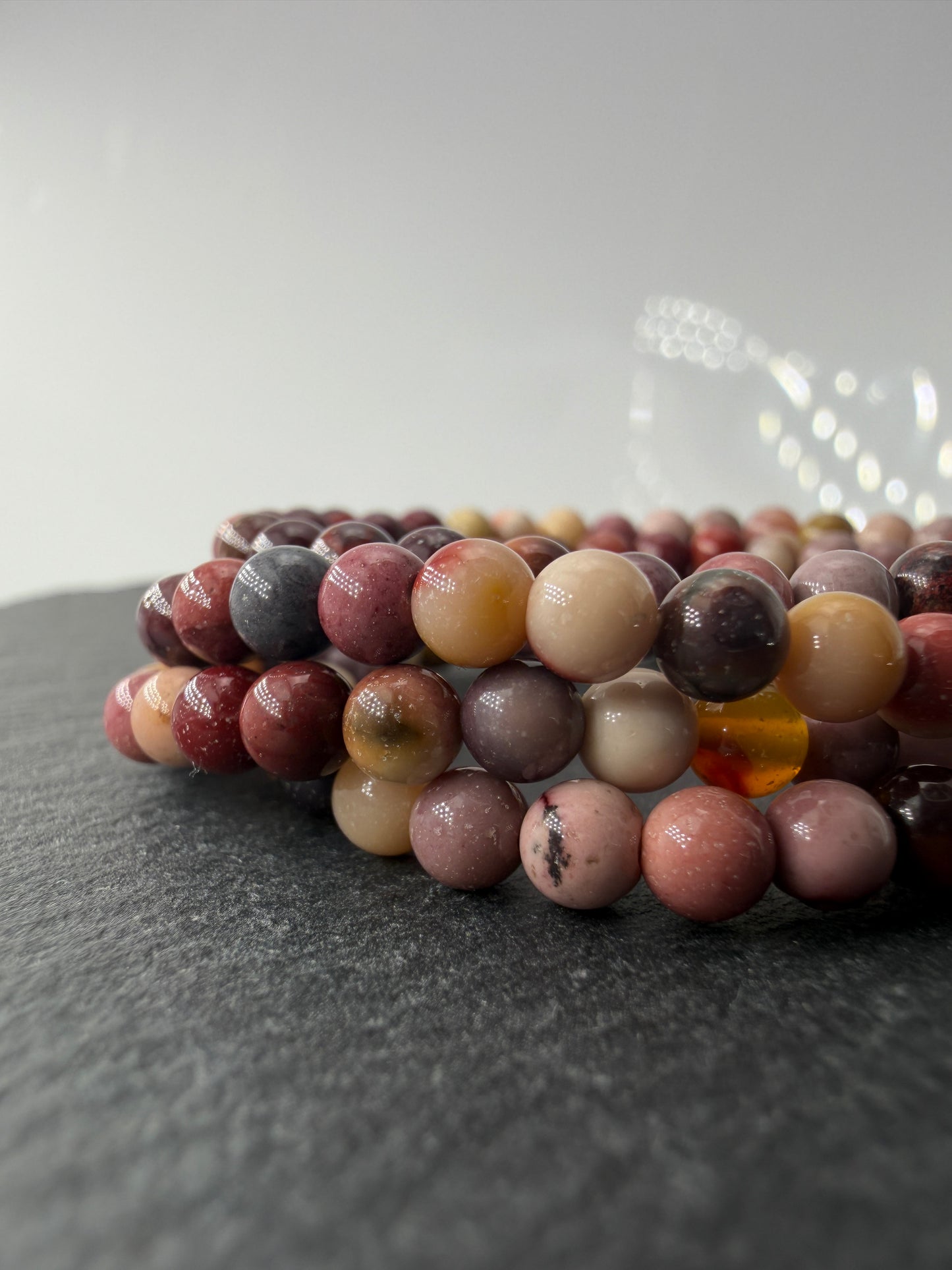 Buntes Kinder-Kugelarmband aus echtem Mookait in natürlichen Gelb-, Rot- und Cremetönen.