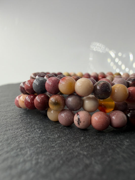 Buntes Kinder-Kugelarmband aus echtem Mookait in natürlichen Gelb-, Rot- und Cremetönen.