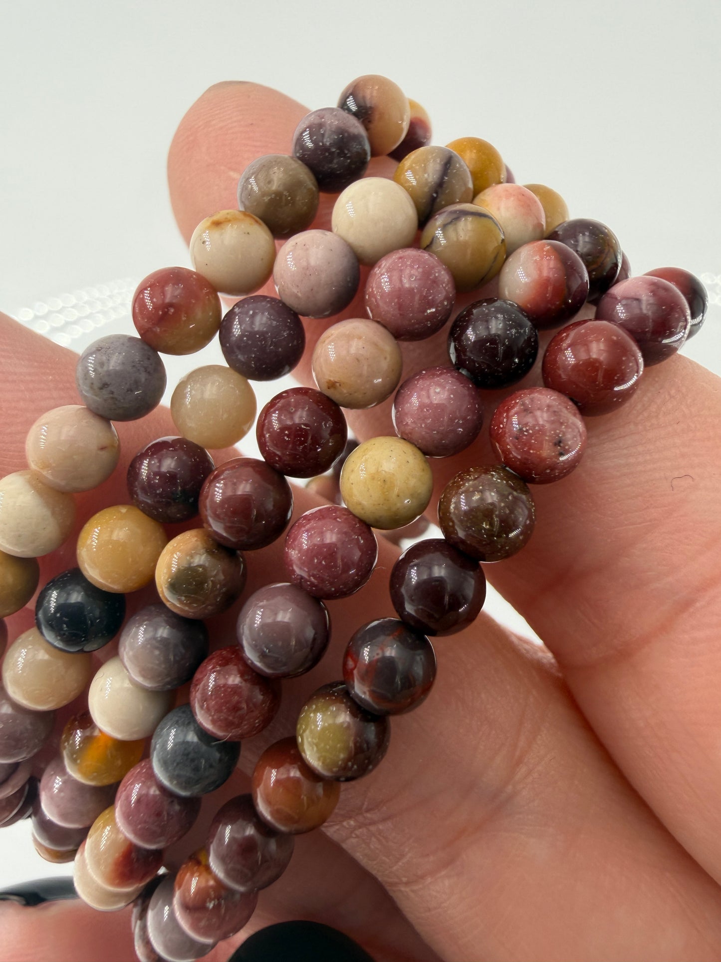 Buntes Kinder-Kugelarmband aus echtem Mookait in natürlichen Gelb-, Rot- und Cremetönen.