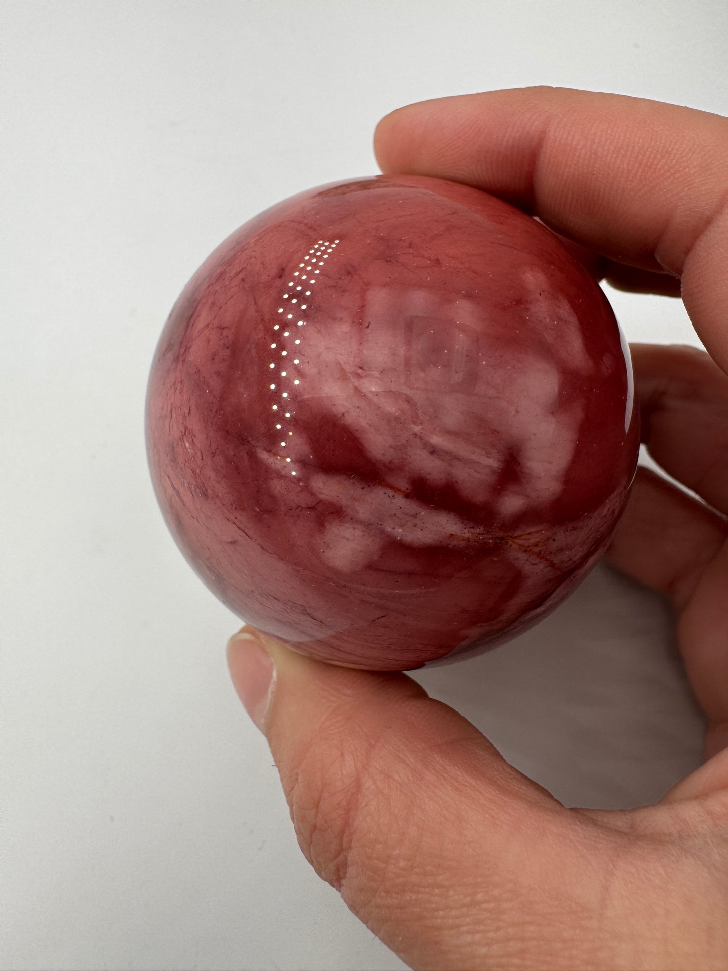 Mookait-Kugel MK51, Ø 5,8 cm – polierte Sphäre aus australischem Radiolarit-Jaspis in warmen Tönen aus Ocker, Bordeaux und Terrakotta mit charakteristischer Maserung.