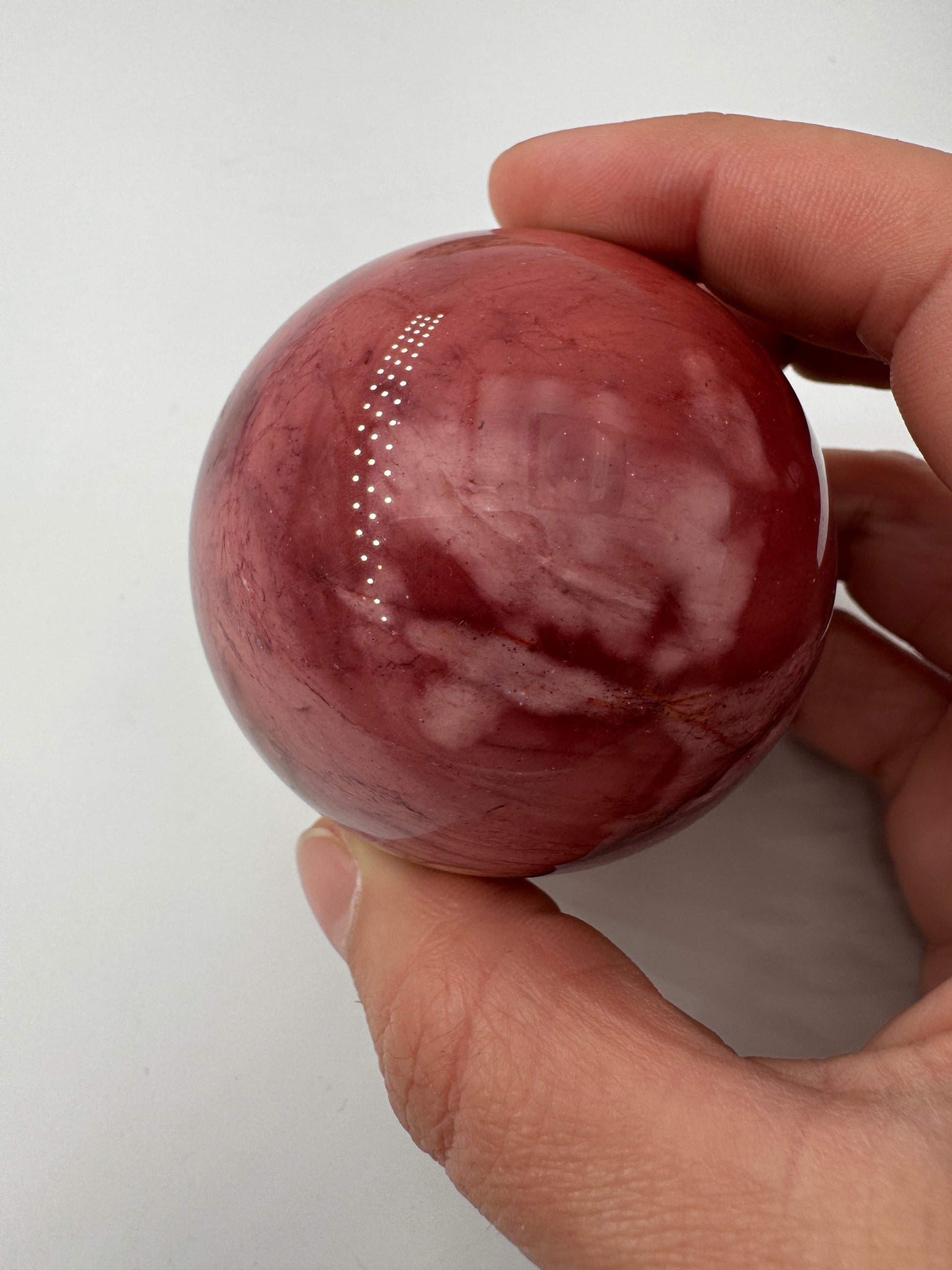 Mookait-Kugel MK51, Ø 5,8 cm – polierte Sphäre aus australischem Radiolarit-Jaspis in warmen Tönen aus Ocker, Bordeaux und Terrakotta mit charakteristischer Maserung.