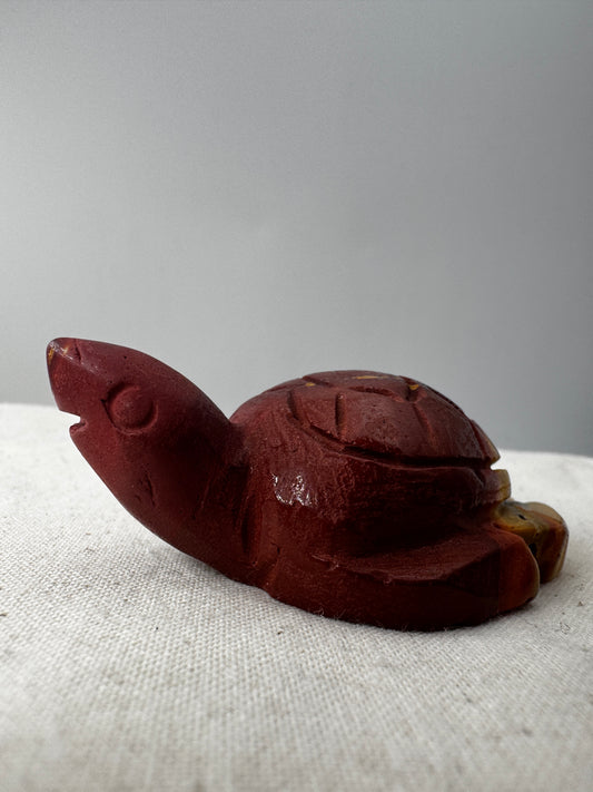 Eine handgeschliffene Schildkröte aus Mookait.