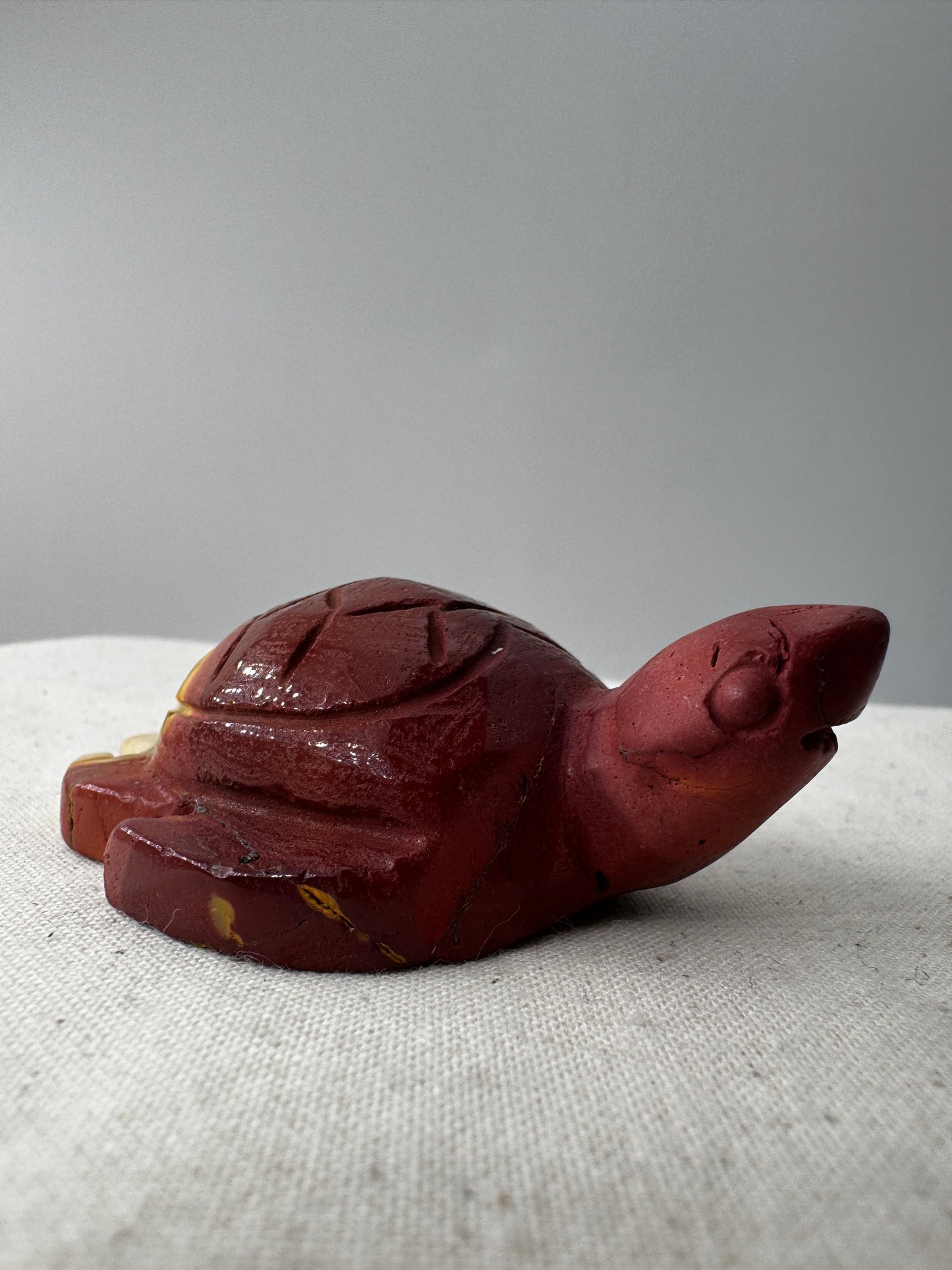 Eine handgeschliffene Schildkröte aus Mookait.